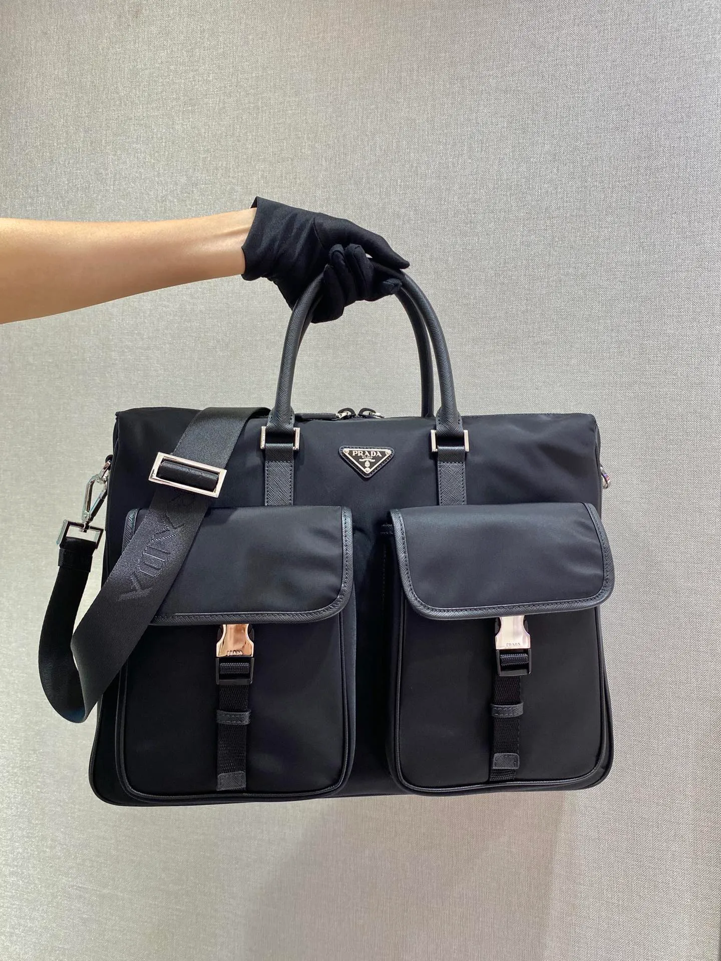 💰1320🎉New Nylon Briefcase🎉2VE017👏👏This nylon briefcase is decorated with Saffiano leather trim and metal hardware, and comes with two handles and two front pockets with side release buttons. Detachable shoulder strap for added functionality. The back pocket can be placed on the trolley case, it is very functional😘Large space capacity👏, it is no problem to carry it on business trips or daily life🙊🙊If you must be fashionable and elegant, men should buy it now👏👏 Length 40x Height 32x Bottom 7cm👏👏👏💰💰💰