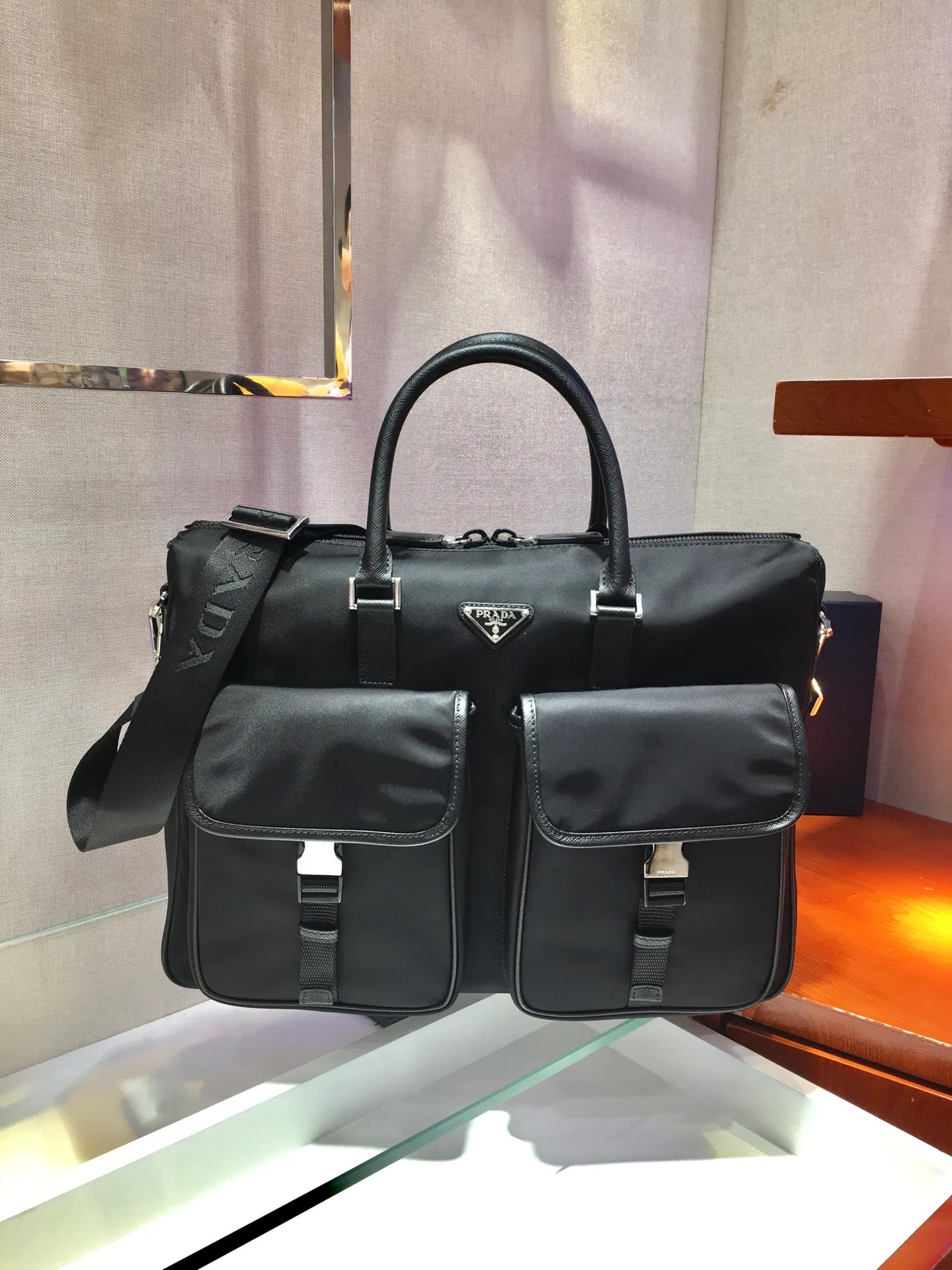 💰1320🎉New Nylon Briefcase🎉2VE017👏👏This nylon briefcase is decorated with Saffiano leather trim and metal hardware, and comes with two handles and two front pockets with side release buttons. Detachable shoulder strap for added functionality. The back pocket can be placed on the trolley case, it is very functional😘Large space capacity👏, it is no problem to carry it on business trips or daily life🙊🙊If you must be fashionable and elegant, men should buy it now👏👏 Length 40x Height 32x Bottom 7cm👏👏👏💰💰💰