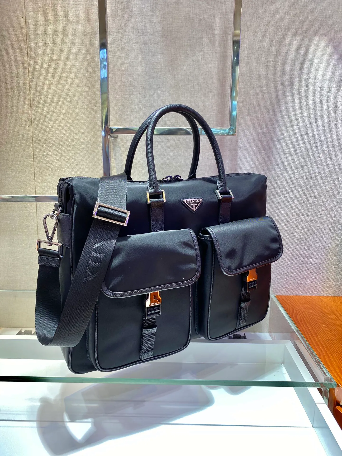 💰1320🎉New Nylon Briefcase🎉2VE017👏👏This nylon briefcase is decorated with Saffiano leather trim and metal hardware, and comes with two handles and two front pockets with side release buttons. Detachable shoulder strap for added functionality. The back pocket can be placed on the trolley case, it is very functional😘Large space capacity👏, it is no problem to carry it on business trips or daily life🙊🙊If you must be fashionable and elegant, men should buy it now👏👏 Length 40x Height 32x Bottom 7cm👏👏👏💰💰💰