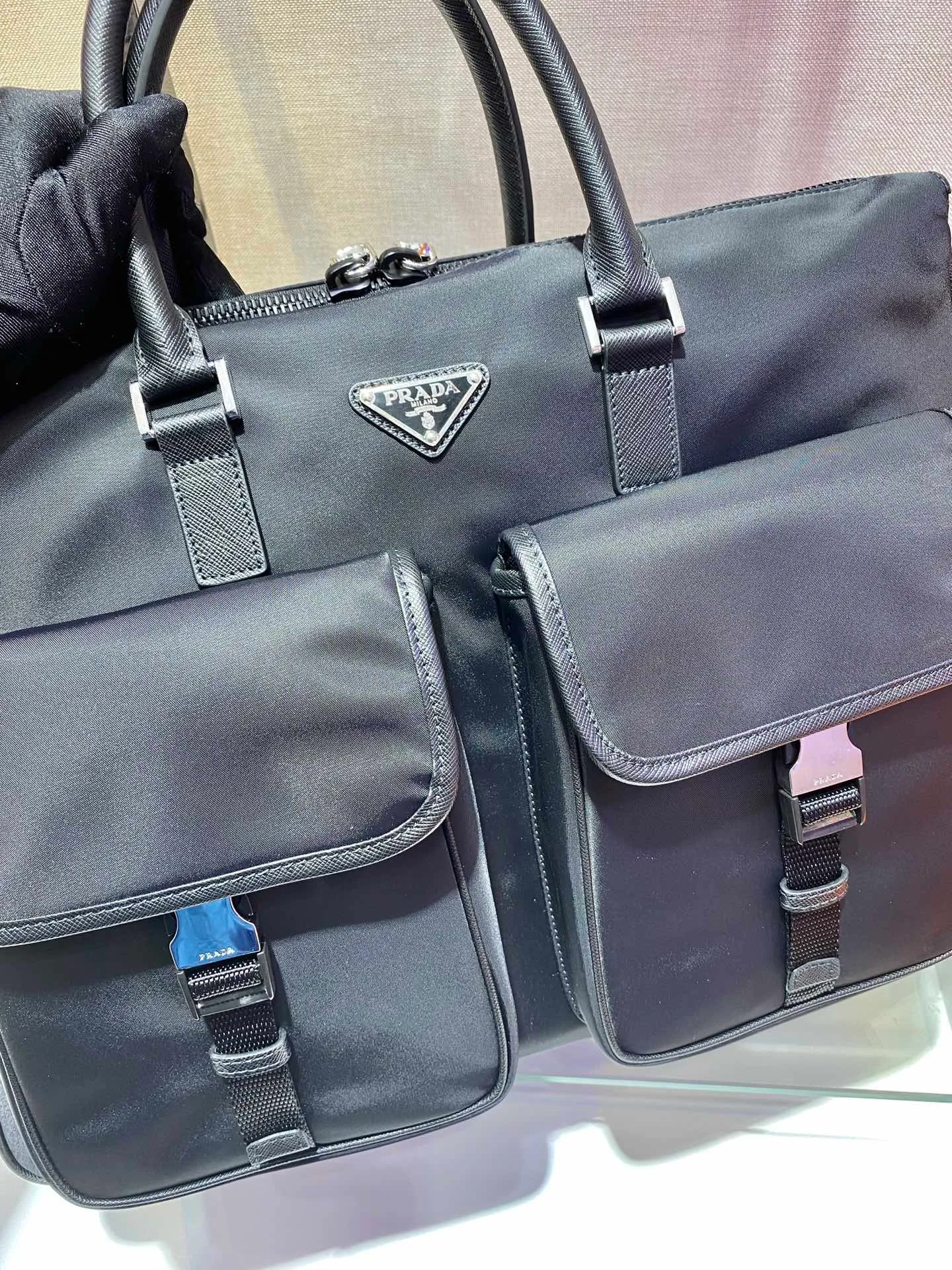 💰1320🎉New Nylon Briefcase🎉2VE017👏👏This nylon briefcase is decorated with Saffiano leather trim and metal hardware, and comes with two handles and two front pockets with side release buttons. Detachable shoulder strap for added functionality. The back pocket can be placed on the trolley case, it is very functional😘Large space capacity👏, it is no problem to carry it on business trips or daily life🙊🙊If you must be fashionable and elegant, men should buy it now👏👏 Length 40x Height 32x Bottom 7cm👏👏👏💰💰💰
