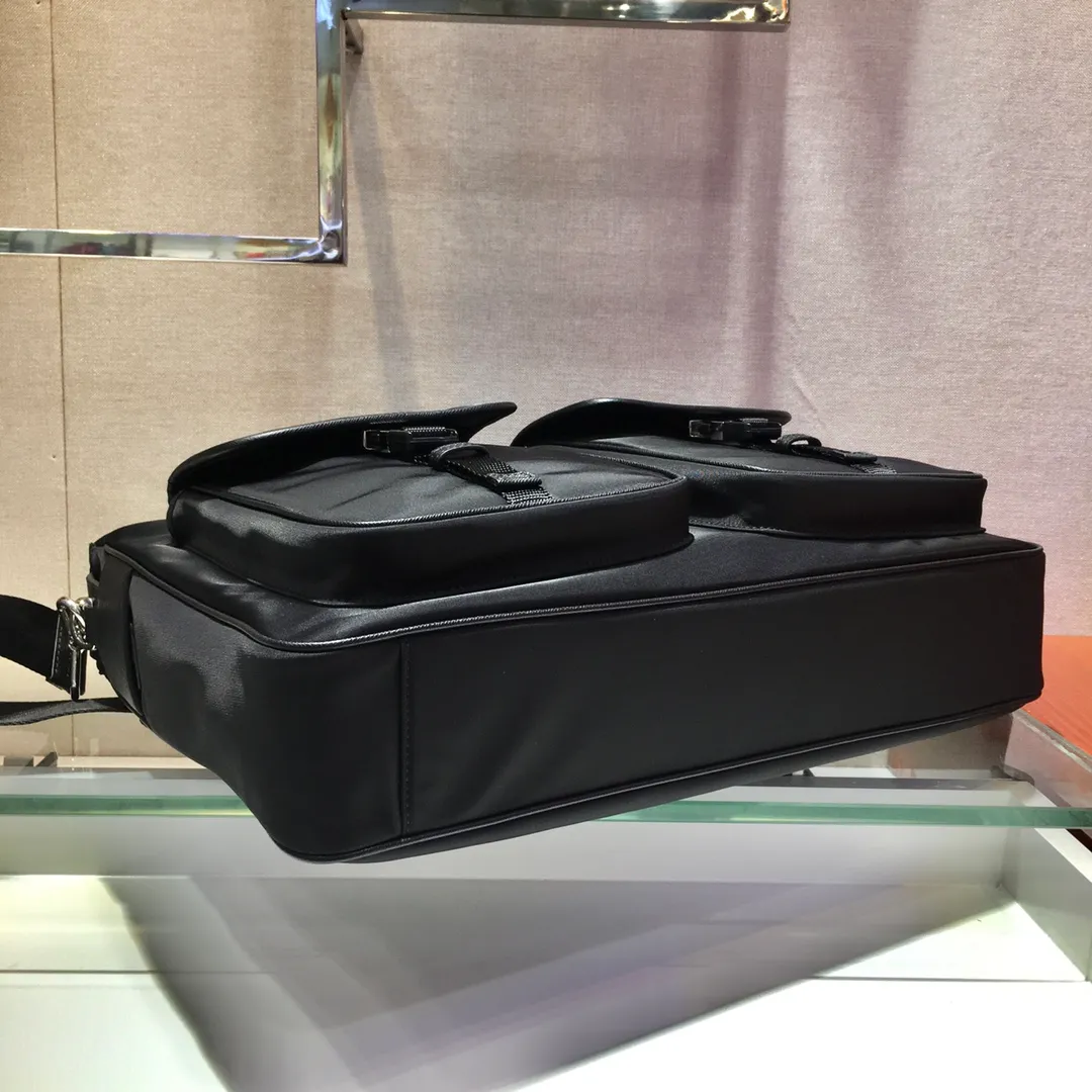 💰1320🎉New Nylon Briefcase🎉2VE017👏👏This nylon briefcase is decorated with Saffiano leather trim and metal hardware, and comes with two handles and two front pockets with side release buttons. Detachable shoulder strap for added functionality. The back pocket can be placed on the trolley case, it is very functional😘Large space capacity👏, it is no problem to carry it on business trips or daily life🙊🙊If you must be fashionable and elegant, men should buy it now👏👏 Length 40x Height 32x Bottom 7cm👏👏👏💰💰💰
