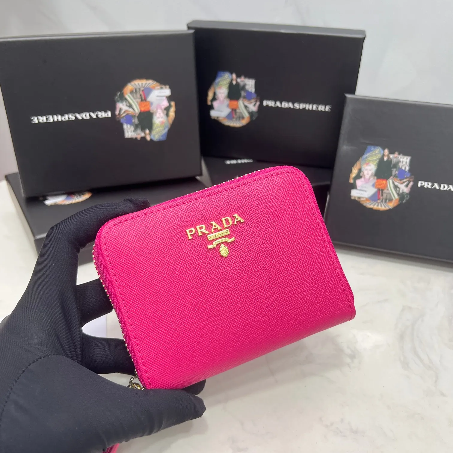 Batch 150 PRADA👏👏Hot-selling men’s card holder💼The latest style at the counter, synchronized with the official website, genuine product development, Italian top-quality original single cross-grain cowhide with excellent texture, threaded lining and imported hardware accessories! Exquisite wiring is even and neat, the oil edges are smooth, No.: LM207, Size: 10cm long, 8cm high, Color: red, black, plum red, blue, pink