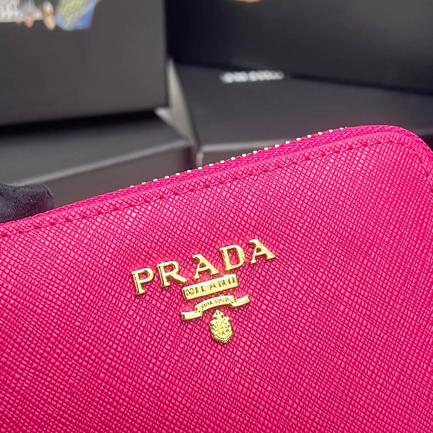 Batch 150 PRADA👏👏Hot-selling men’s card holder💼The latest style at the counter, synchronized with the official website, genuine product development, Italian top-quality original single cross-grain cowhide with excellent texture, threaded lining and imported hardware accessories! Exquisite wiring is even and neat, the oil edges are smooth, No.: LM207, Size: 10cm long, 8cm high, Color: red, black, plum red, blue, pink