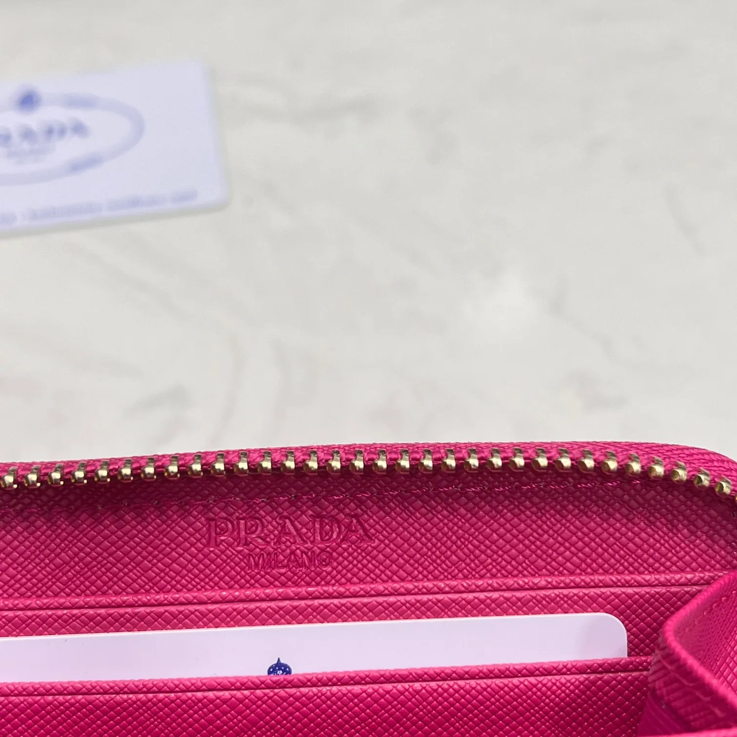Batch 150 PRADA👏👏Hot-selling men’s card holder💼The latest style at the counter, synchronized with the official website, genuine product development, Italian top-quality original single cross-grain cowhide with excellent texture, threaded lining and imported hardware accessories! Exquisite wiring is even and neat, the oil edges are smooth, No.: LM207, Size: 10cm long, 8cm high, Color: red, black, plum red, blue, pink