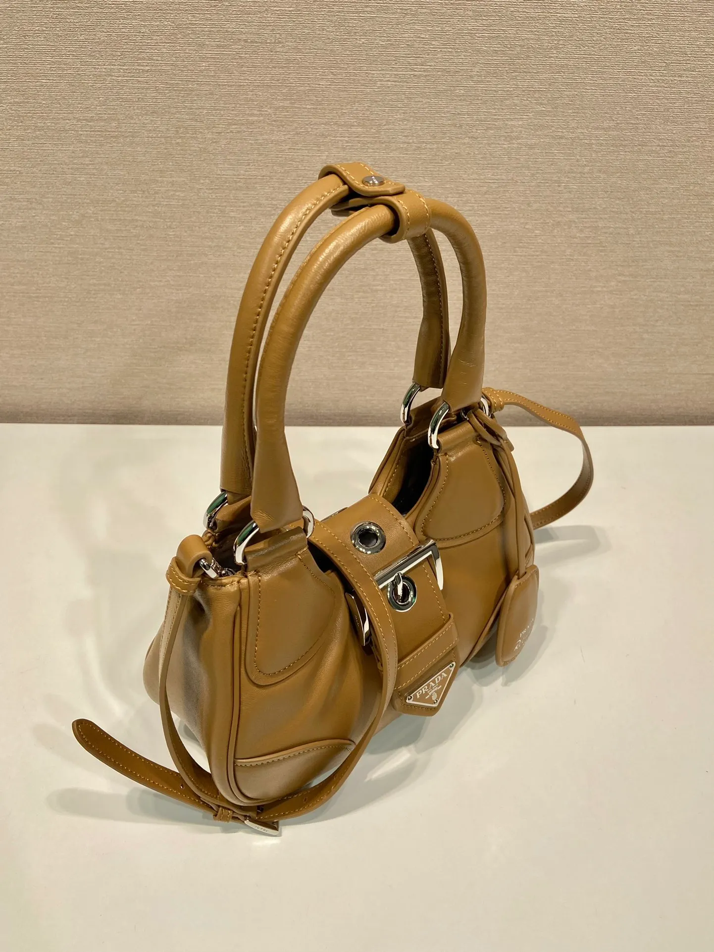 💰1660🎉New Moon handbag🎉1BA381 full lambskin🎉🎉 This Moon handbag is designed with imported lambskin, and the interior is also full sheepskin👏 It is equipped with a 100 cm detachable and adjustable long leather shoulder strap, which can be carried by hand or on the shoulder, a detachable leather keychain, and a triangle logo magnetic buckle/lace closure on the front. It is lightweight and practical, and the upper body effect is cool/fashionable. Another popular style that will never go out of style🎉🎉Hurry up and get it🎉 Length 22.5x Height 16x Bottom 7.5cm