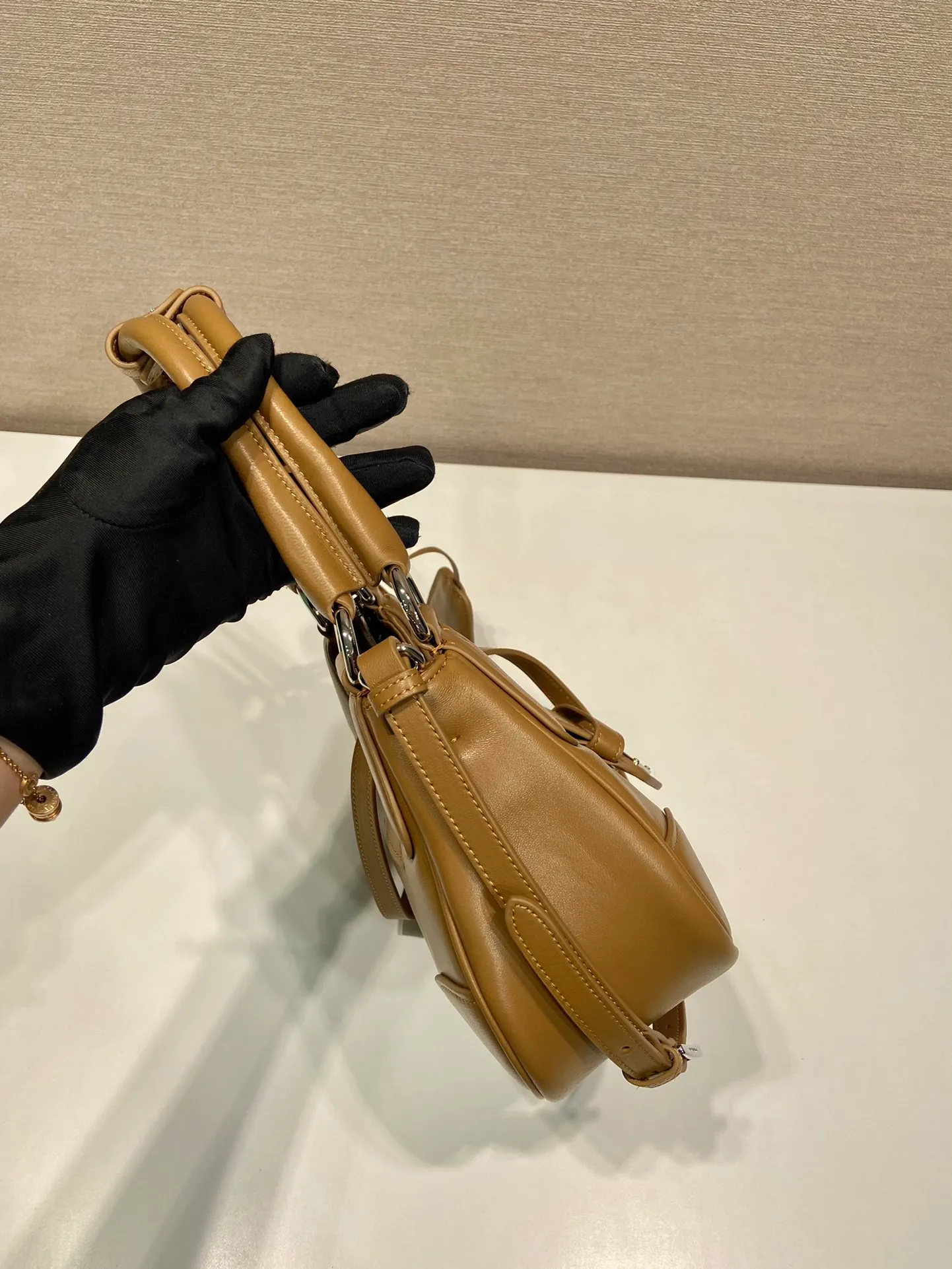 💰1660🎉New Moon handbag🎉1BA381 full lambskin🎉🎉 This Moon handbag is designed with imported lambskin, and the interior is also full sheepskin👏 It is equipped with a 100 cm detachable and adjustable long leather shoulder strap, which can be carried by hand or on the shoulder, a detachable leather keychain, and a triangle logo magnetic buckle/lace closure on the front. It is lightweight and practical, and the upper body effect is cool/fashionable. Another popular style that will never go out of style🎉🎉Hurry up and get it🎉 Length 22.5x Height 16x Bottom 7.5cm