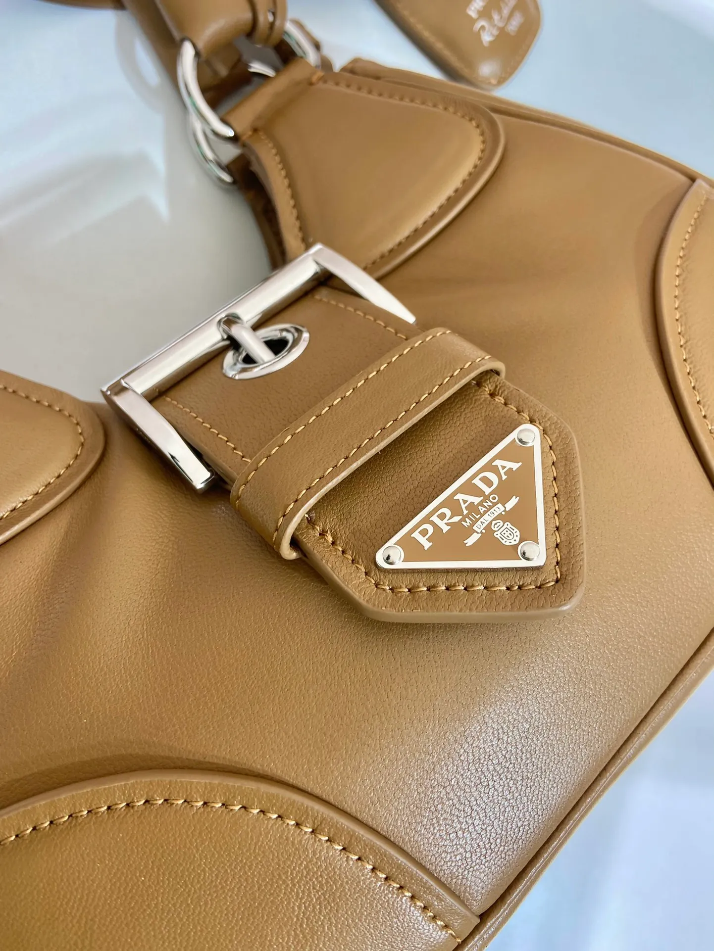 💰1660🎉New Moon handbag🎉1BA381 full lambskin🎉🎉 This Moon handbag is designed with imported lambskin, and the interior is also full sheepskin👏 It is equipped with a 100 cm detachable and adjustable long leather shoulder strap, which can be carried by hand or on the shoulder, a detachable leather keychain, and a triangle logo magnetic buckle/lace closure on the front. It is lightweight and practical, and the upper body effect is cool/fashionable. Another popular style that will never go out of style🎉🎉Hurry up and get it🎉 Length 22.5x Height 16x Bottom 7.5cm