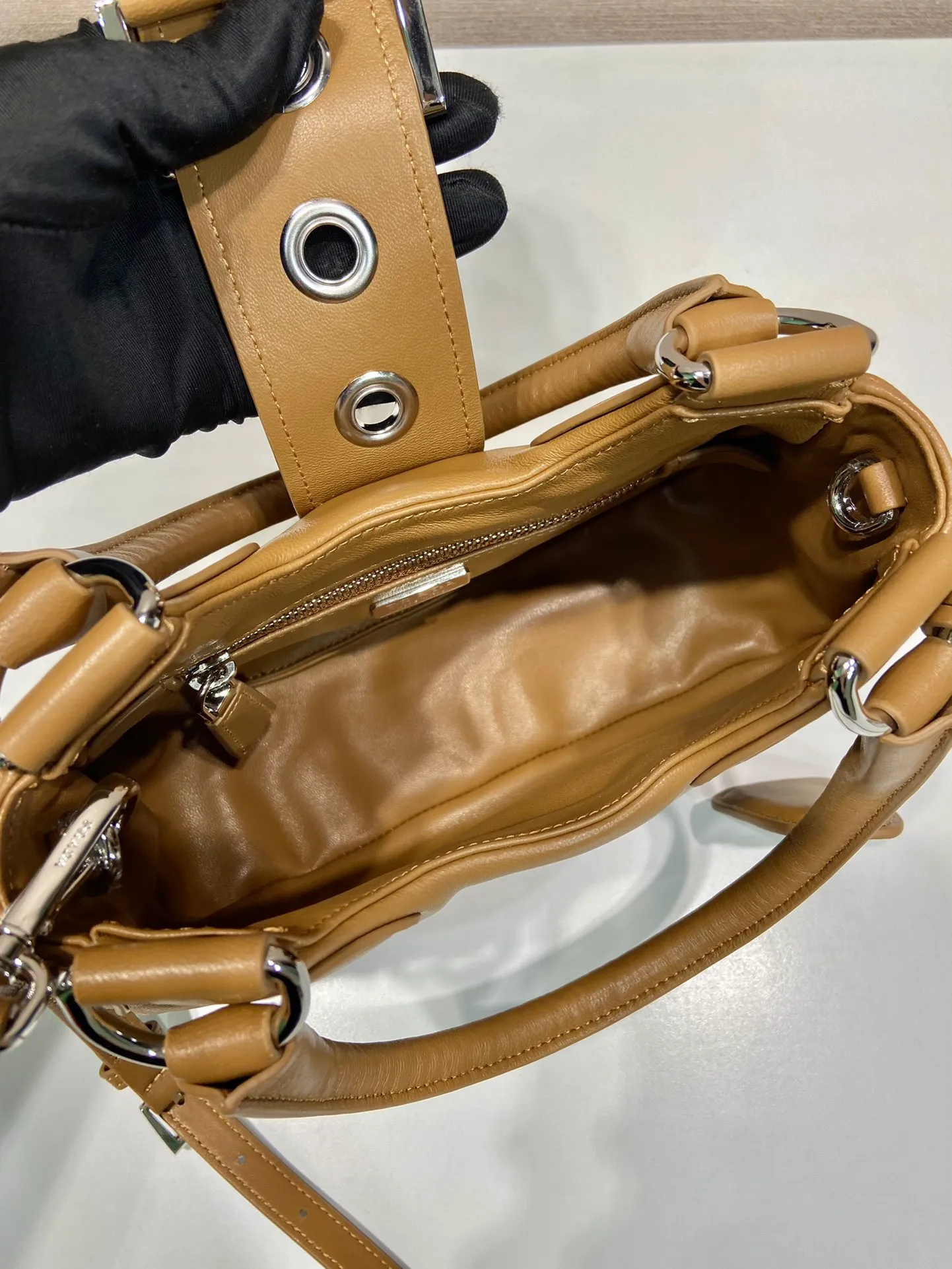 💰1660🎉New Moon handbag🎉1BA381 full lambskin🎉🎉 This Moon handbag is designed with imported lambskin, and the interior is also full sheepskin👏 It is equipped with a 100 cm detachable and adjustable long leather shoulder strap, which can be carried by hand or on the shoulder, a detachable leather keychain, and a triangle logo magnetic buckle/lace closure on the front. It is lightweight and practical, and the upper body effect is cool/fashionable. Another popular style that will never go out of style🎉🎉Hurry up and get it🎉 Length 22.5x Height 16x Bottom 7.5cm