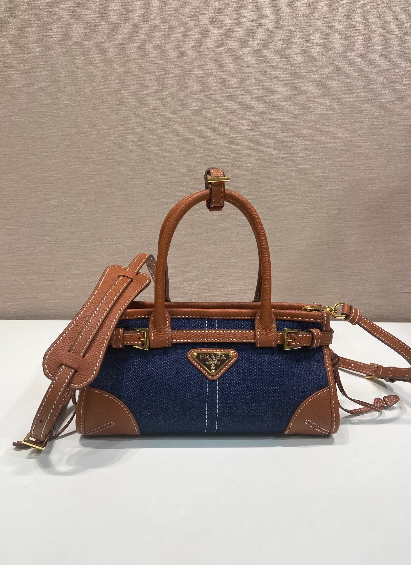 💰1400🎉Softlux denim🎉1BA486 mini size🎉🎉 This mini hand-held crossbody bag is made of imported denim and calf leather. The contrasting colors exude a classic atmosphere. It is equipped with a detachable and adjustable long shoulder strap. It can be worn cross-body, hand-held or shoulder strap to meet all carrying methods. It has a very large capacity and is easy to use. It is definitely a must-have for fashionistas. It is small in size and is really cute. Hurry up and take this retro style handbag home! Length 23.5 Height 12x Bottom 9cm🎉🎉🎉👏👏👏