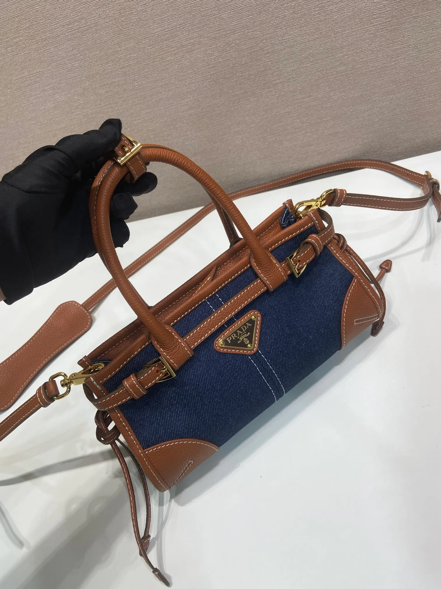 💰1400🎉Softlux denim🎉1BA486 mini size🎉🎉 This mini hand-held crossbody bag is made of imported denim and calf leather. The contrasting colors exude a classic atmosphere. It is equipped with a detachable and adjustable long shoulder strap. It can be worn cross-body, hand-held or shoulder strap to meet all carrying methods. It has a very large capacity and is easy to use. It is definitely a must-have for fashionistas. It is small in size and is really cute. Hurry up and take this retro style handbag home! Length 23.5 Height 12x Bottom 9cm🎉🎉🎉👏👏👏