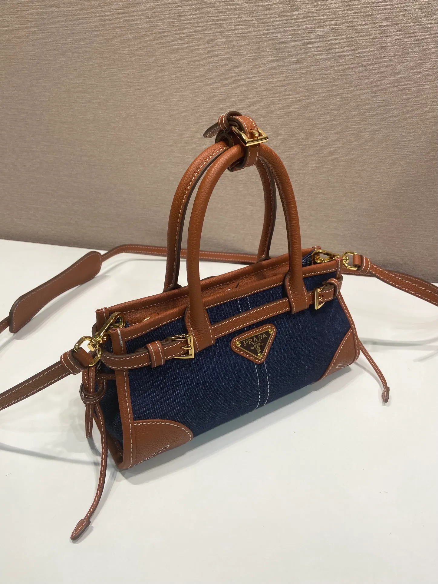 💰1400🎉Softlux denim🎉1BA486 mini size🎉🎉 This mini hand-held crossbody bag is made of imported denim and calf leather. The contrasting colors exude a classic atmosphere. It is equipped with a detachable and adjustable long shoulder strap. It can be worn cross-body, hand-held or shoulder strap to meet all carrying methods. It has a very large capacity and is easy to use. It is definitely a must-have for fashionistas. It is small in size and is really cute. Hurry up and take this retro style handbag home! Length 23.5 Height 12x Bottom 9cm🎉🎉🎉👏👏👏