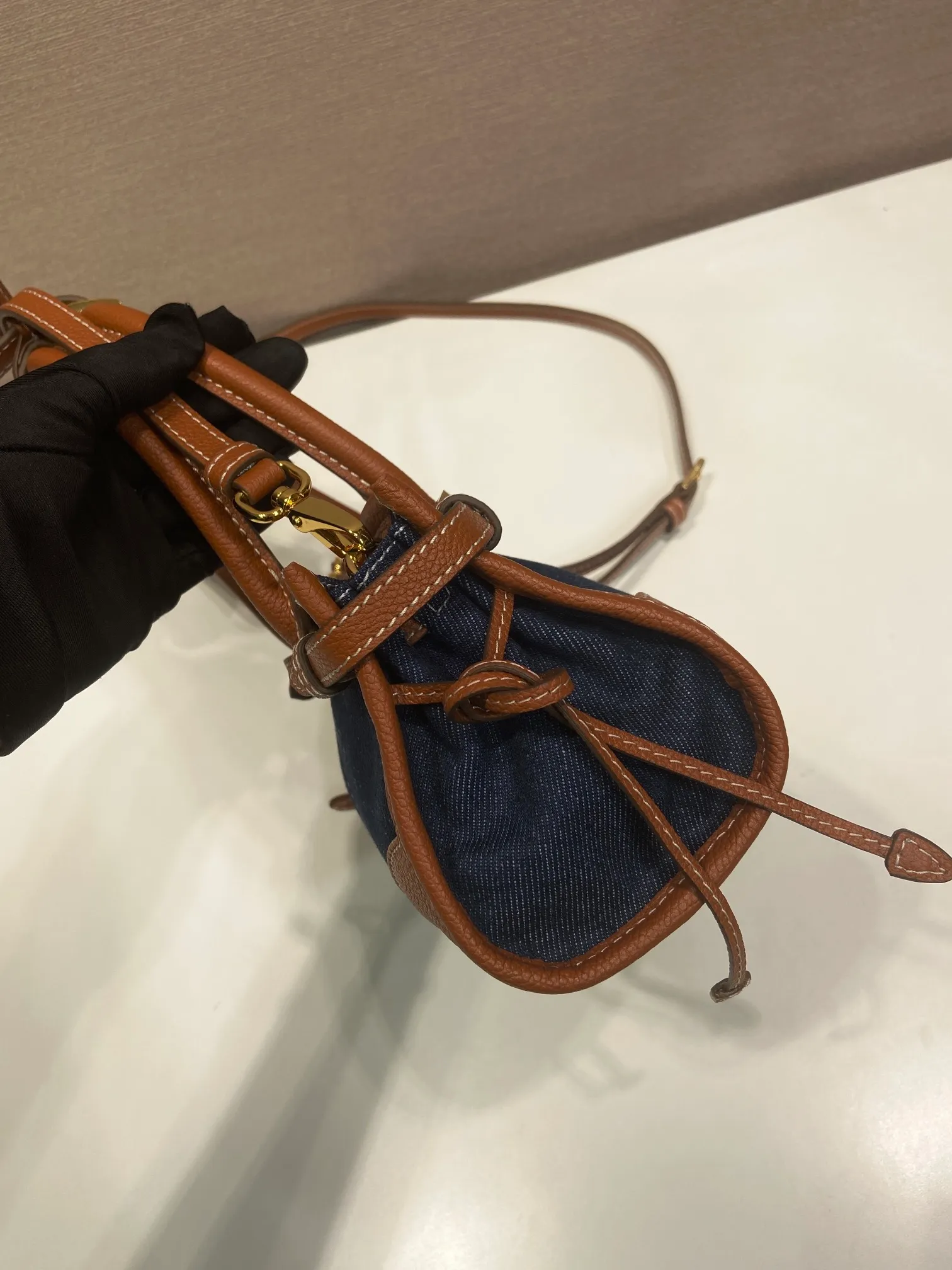 💰1400🎉Softlux denim🎉1BA486 mini size🎉🎉 This mini hand-held crossbody bag is made of imported denim and calf leather. The contrasting colors exude a classic atmosphere. It is equipped with a detachable and adjustable long shoulder strap. It can be worn cross-body, hand-held or shoulder strap to meet all carrying methods. It has a very large capacity and is easy to use. It is definitely a must-have for fashionistas. It is small in size and is really cute. Hurry up and take this retro style handbag home! Length 23.5 Height 12x Bottom 9cm🎉🎉🎉👏👏👏