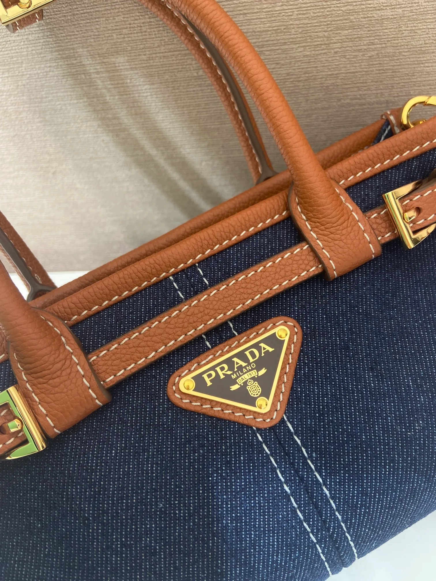 💰1400🎉Softlux denim🎉1BA486 mini size🎉🎉 This mini hand-held crossbody bag is made of imported denim and calf leather. The contrasting colors exude a classic atmosphere. It is equipped with a detachable and adjustable long shoulder strap. It can be worn cross-body, hand-held or shoulder strap to meet all carrying methods. It has a very large capacity and is easy to use. It is definitely a must-have for fashionistas. It is small in size and is really cute. Hurry up and take this retro style handbag home! Length 23.5 Height 12x Bottom 9cm🎉🎉🎉👏👏👏