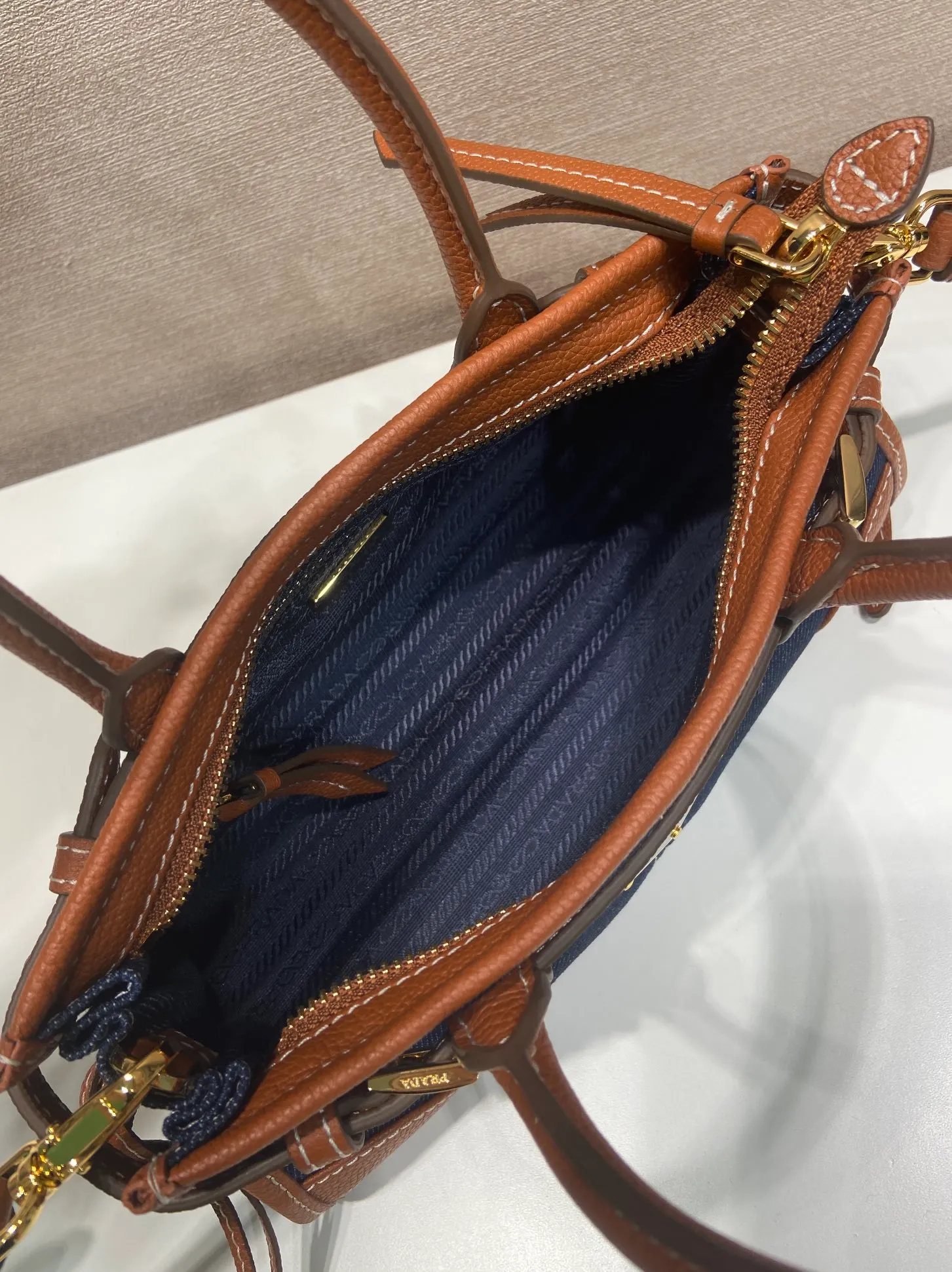 💰1400🎉Softlux denim🎉1BA486 mini size🎉🎉 This mini hand-held crossbody bag is made of imported denim and calf leather. The contrasting colors exude a classic atmosphere. It is equipped with a detachable and adjustable long shoulder strap. It can be worn cross-body, hand-held or shoulder strap to meet all carrying methods. It has a very large capacity and is easy to use. It is definitely a must-have for fashionistas. It is small in size and is really cute. Hurry up and take this retro style handbag home! Length 23.5 Height 12x Bottom 9cm🎉🎉🎉👏👏👏