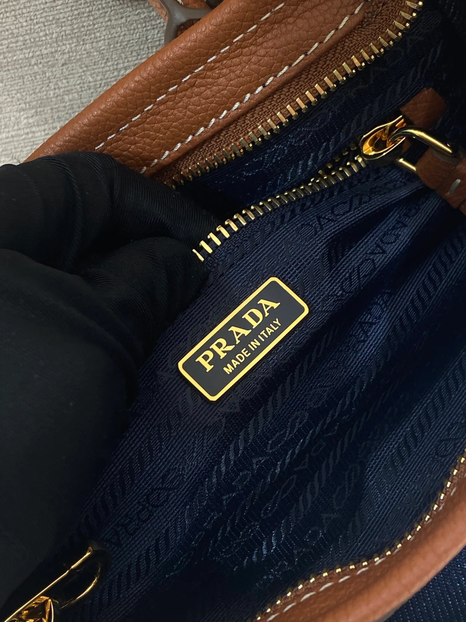 💰1400🎉Softlux denim🎉1BA486 mini size🎉🎉 This mini hand-held crossbody bag is made of imported denim and calf leather. The contrasting colors exude a classic atmosphere. It is equipped with a detachable and adjustable long shoulder strap. It can be worn cross-body, hand-held or shoulder strap to meet all carrying methods. It has a very large capacity and is easy to use. It is definitely a must-have for fashionistas. It is small in size and is really cute. Hurry up and take this retro style handbag home! Length 23.5 Height 12x Bottom 9cm🎉🎉🎉👏👏👏