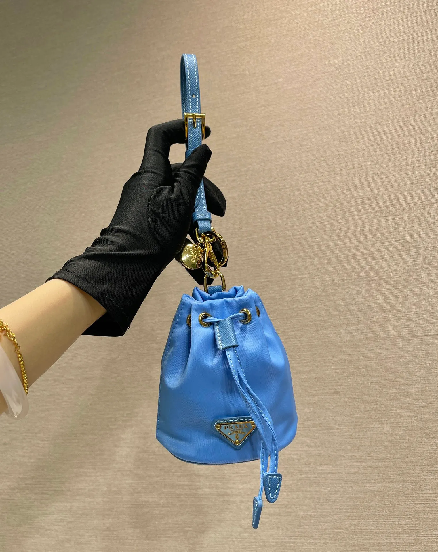 💰380🎉mini bucket bag🎉1TT202 new product🎉🎉 This bucket-shaped mini bag is made of Re-Nylon, with a drawstring design at the mouth, and exquisite details such as leather wristbands and gold-plated hardware. The capacity is large, and cards/car keys🔑/lipstick💄 are all no problem. The mini bucket bag you have been longing for has arrived👏👏 Length 8.5x Height 10.5cm🎉🎉🎉👏👏👏