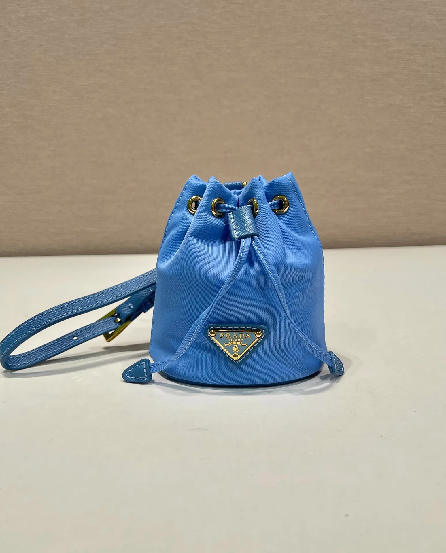 💰380🎉mini bucket bag🎉1TT202 new product🎉🎉 This bucket-shaped mini bag is made of Re-Nylon, with a drawstring design at the mouth, and exquisite details such as leather wristbands and gold-plated hardware. The capacity is large, and cards/car keys🔑/lipstick💄 are all no problem. The mini bucket bag you have been longing for has arrived👏👏 Length 8.5x Height 10.5cm🎉🎉🎉👏👏👏