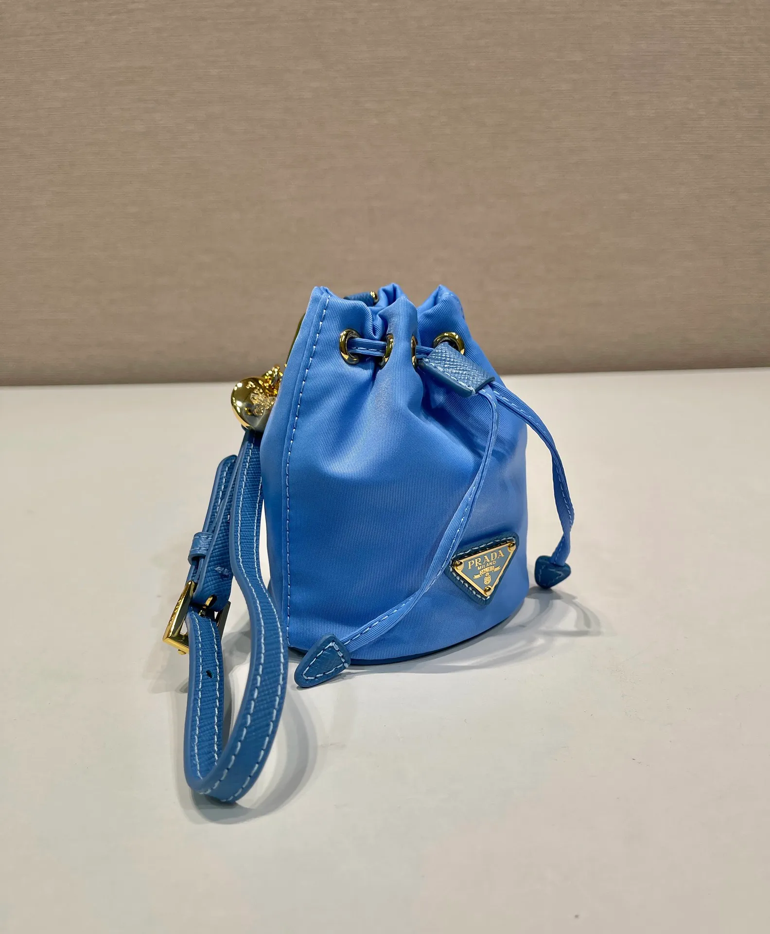 💰380🎉mini bucket bag🎉1TT202 new product🎉🎉 This bucket-shaped mini bag is made of Re-Nylon, with a drawstring design at the mouth, and exquisite details such as leather wristbands and gold-plated hardware. The capacity is large, and cards/car keys🔑/lipstick💄 are all no problem. The mini bucket bag you have been longing for has arrived👏👏 Length 8.5x Height 10.5cm🎉🎉🎉👏👏👏