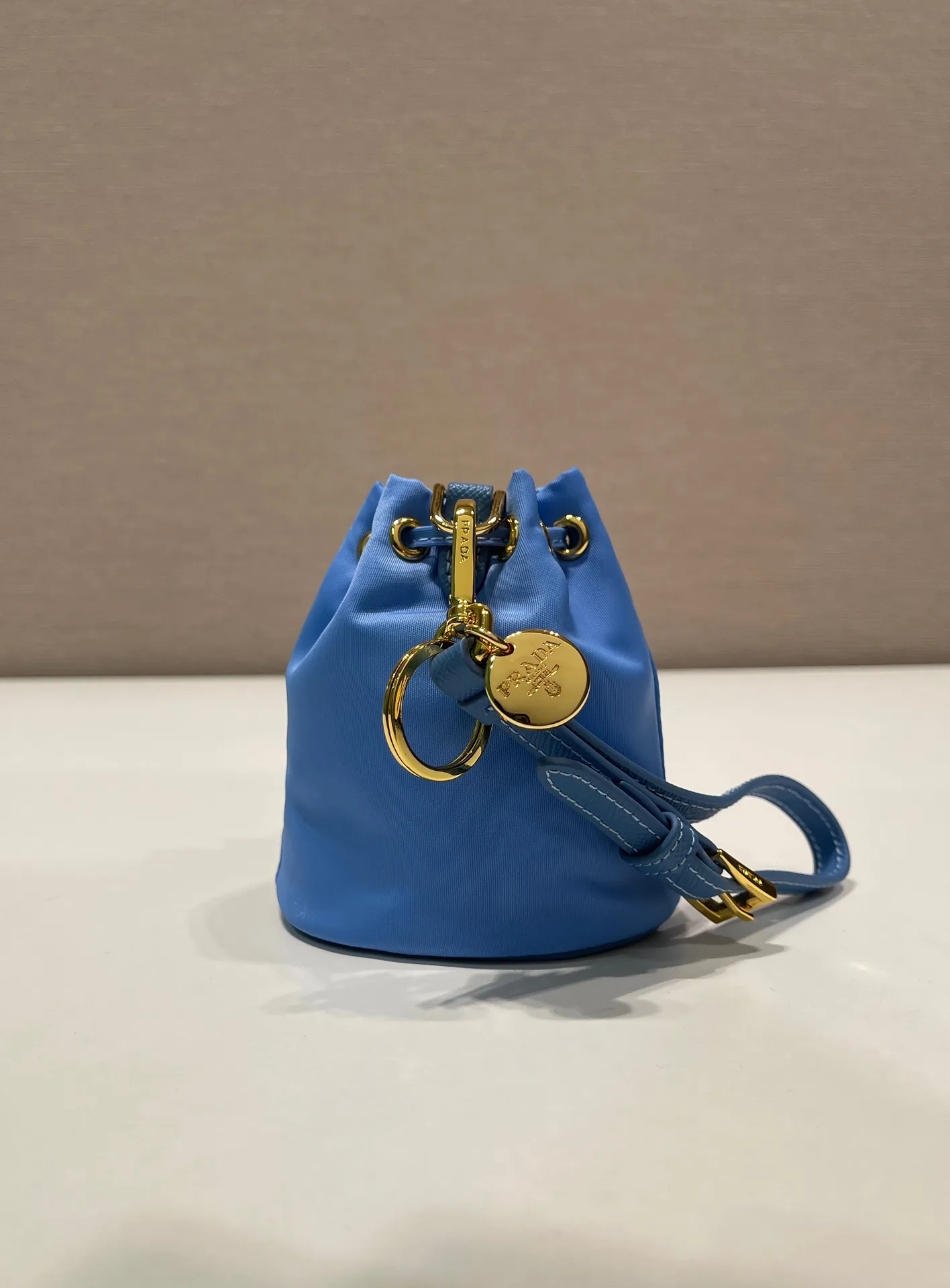 💰380🎉mini bucket bag🎉1TT202 new product🎉🎉 This bucket-shaped mini bag is made of Re-Nylon, with a drawstring design at the mouth, and exquisite details such as leather wristbands and gold-plated hardware. The capacity is large, and cards/car keys🔑/lipstick💄 are all no problem. The mini bucket bag you have been longing for has arrived👏👏 Length 8.5x Height 10.5cm🎉🎉🎉👏👏👏
