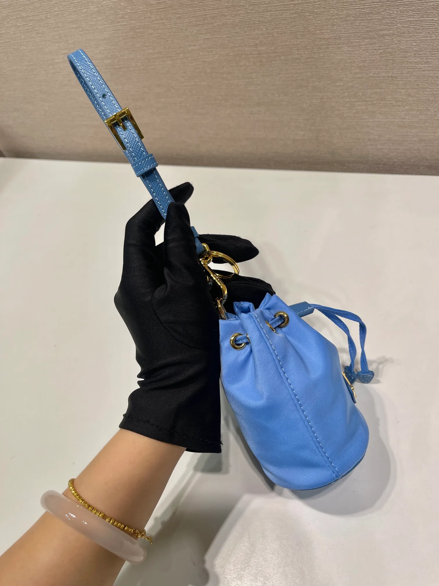 💰380🎉mini bucket bag🎉1TT202 new product🎉🎉 This bucket-shaped mini bag is made of Re-Nylon, with a drawstring design at the mouth, and exquisite details such as leather wristbands and gold-plated hardware. The capacity is large, and cards/car keys🔑/lipstick💄 are all no problem. The mini bucket bag you have been longing for has arrived👏👏 Length 8.5x Height 10.5cm🎉🎉🎉👏👏👏