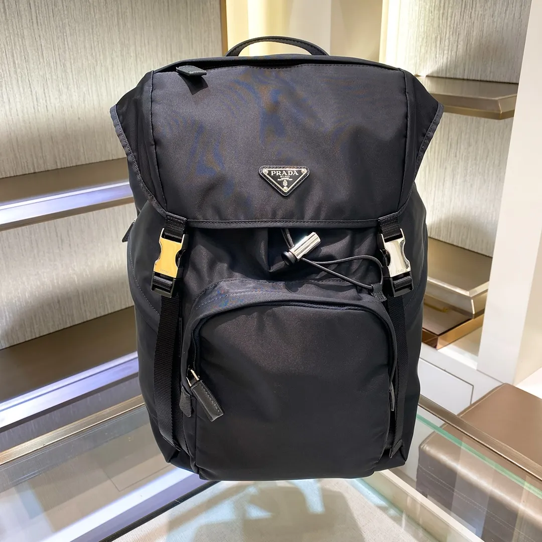 💰1320✨ New product debut✨ New autumn and winter men's backpack 2VZ135 Triangular enamel nameplate logo on the front Imported original parachute fabric Using imported equipment ✈️ + original hardware accessories Adjustable nylon shoulder straps Flip strap closure and internal drawstring closure Perfect details on the back pad 😘With OEM code Fashionable and casual A must-have for fashionistas [Deyi][Deyi] Size 17*27*45