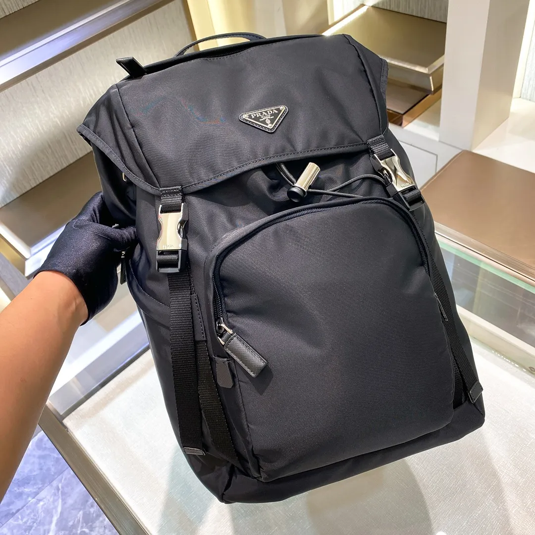 💰1320✨ New product debut✨ New autumn and winter men's backpack 2VZ135 Triangular enamel nameplate logo on the front Imported original parachute fabric Using imported equipment ✈️ + original hardware accessories Adjustable nylon shoulder straps Flip strap closure and internal drawstring closure Perfect details on the back pad 😘With OEM code Fashionable and casual A must-have for fashionistas [Deyi][Deyi] Size 17*27*45