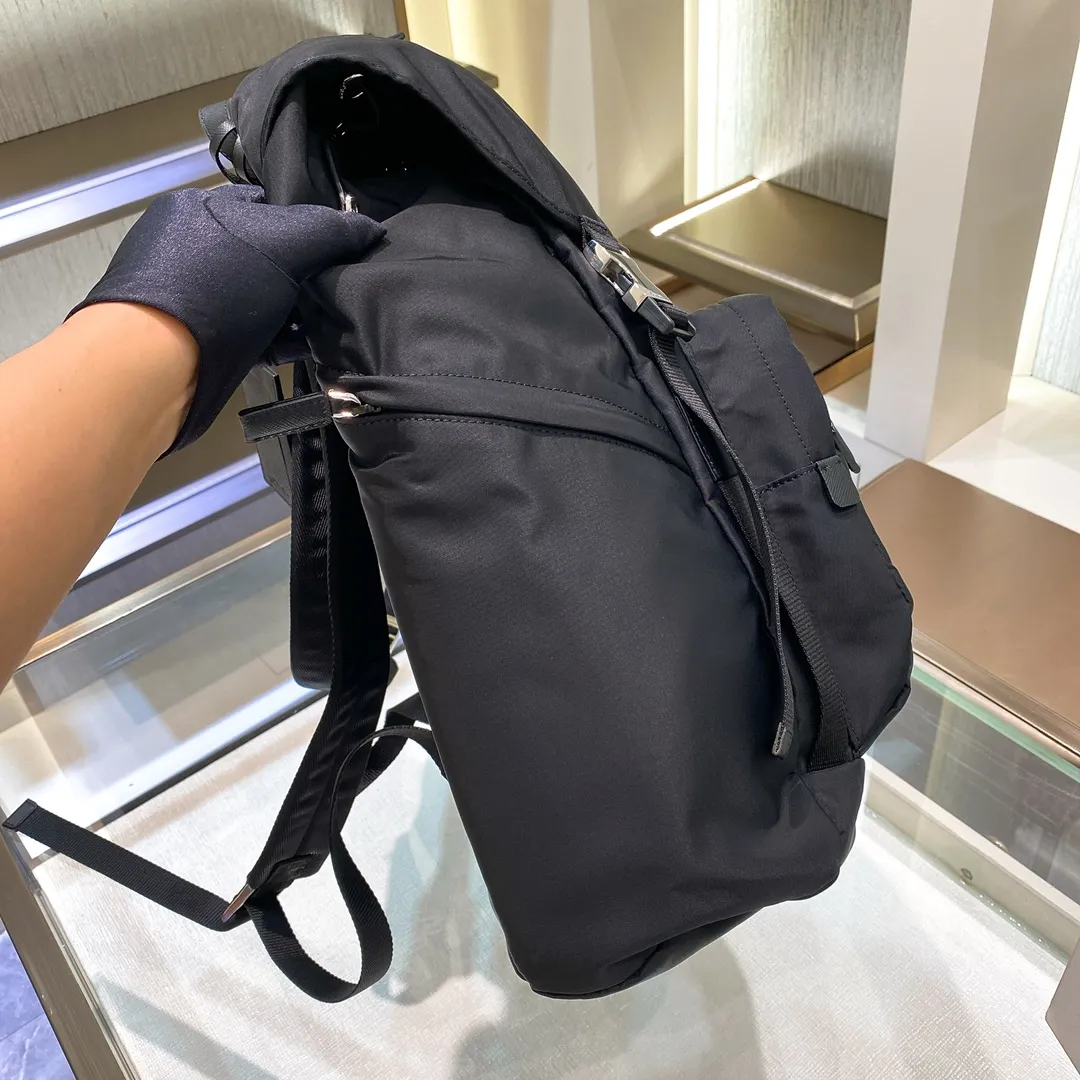 💰1320✨ New product debut✨ New autumn and winter men's backpack 2VZ135 Triangular enamel nameplate logo on the front Imported original parachute fabric Using imported equipment ✈️ + original hardware accessories Adjustable nylon shoulder straps Flip strap closure and internal drawstring closure Perfect details on the back pad 😘With OEM code Fashionable and casual A must-have for fashionistas [Deyi][Deyi] Size 17*27*45