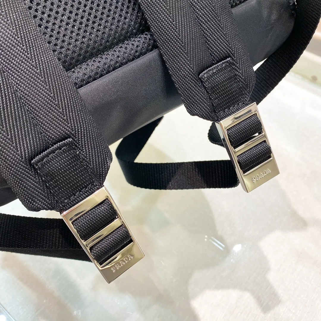 💰1320✨ New product debut✨ New autumn and winter men's backpack 2VZ135 Triangular enamel nameplate logo on the front Imported original parachute fabric Using imported equipment ✈️ + original hardware accessories Adjustable nylon shoulder straps Flip strap closure and internal drawstring closure Perfect details on the back pad 😘With OEM code Fashionable and casual A must-have for fashionistas [Deyi][Deyi] Size 17*27*45