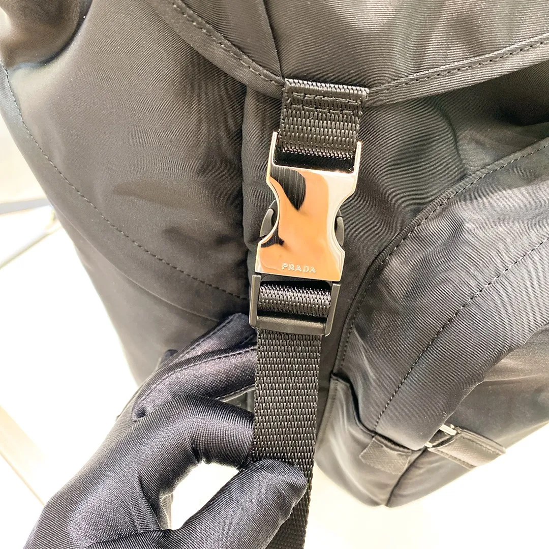 💰1320✨ New product debut✨ New autumn and winter men's backpack 2VZ135 Triangular enamel nameplate logo on the front Imported original parachute fabric Using imported equipment ✈️ + original hardware accessories Adjustable nylon shoulder straps Flip strap closure and internal drawstring closure Perfect details on the back pad 😘With OEM code Fashionable and casual A must-have for fashionistas [Deyi][Deyi] Size 17*27*45