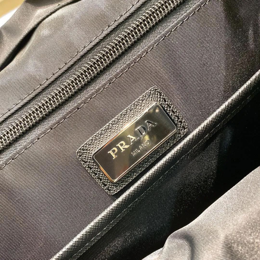 💰1320✨ New product debut✨ New autumn and winter men's backpack 2VZ135 Triangular enamel nameplate logo on the front Imported original parachute fabric Using imported equipment ✈️ + original hardware accessories Adjustable nylon shoulder straps Flip strap closure and internal drawstring closure Perfect details on the back pad 😘With OEM code Fashionable and casual A must-have for fashionistas [Deyi][Deyi] Size 17*27*45