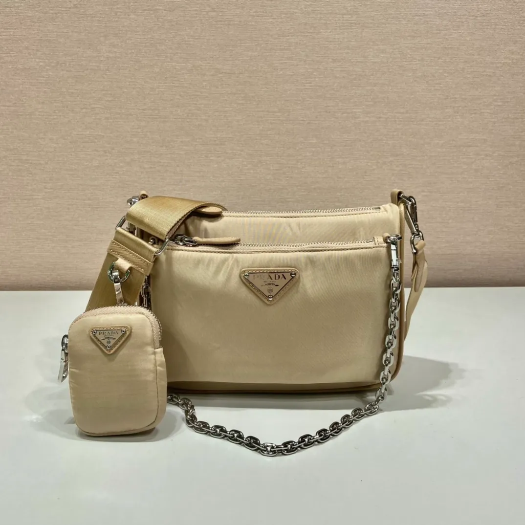 💰1120🎉Upgraded twin bag🎉1BH168/with small bag🎉🎉 This nylon twin bag is composed of 2 bags😘😘. The front handbag can be detached and transformed into a iron Hobo, and can also be used as a handbag. The upgraded design is to attach a small bag to the long shoulder strap. Very functional, one pack can be used in many ways, and can be exchanged for different occasions and different clothes at any time🙊🙊The upper body effect is beautiful😘😘, it is exactly what modern trendy Internet celebrities need, it is worth owning😘😘, hurry up and get it🙊🙊 Large: length 23x height 16x bottom 5.5cm Small: length 20x height 12cm
