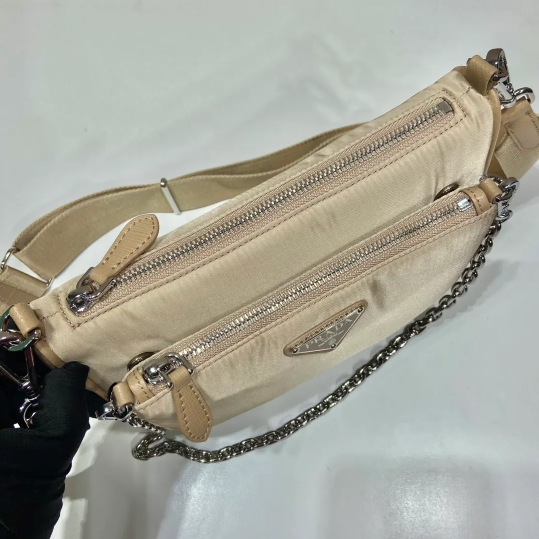 💰1120🎉Upgraded twin bag🎉1BH168/with small bag🎉🎉 This nylon twin bag is composed of 2 bags😘😘. The front handbag can be detached and transformed into a iron Hobo, and can also be used as a handbag. The upgraded design is to attach a small bag to the long shoulder strap. Very functional, one pack can be used in many ways, and can be exchanged for different occasions and different clothes at any time🙊🙊The upper body effect is beautiful😘😘, it is exactly what modern trendy Internet celebrities need, it is worth owning😘😘, hurry up and get it🙊🙊 Large: length 23x height 16x bottom 5.5cm Small: length 20x height 12cm