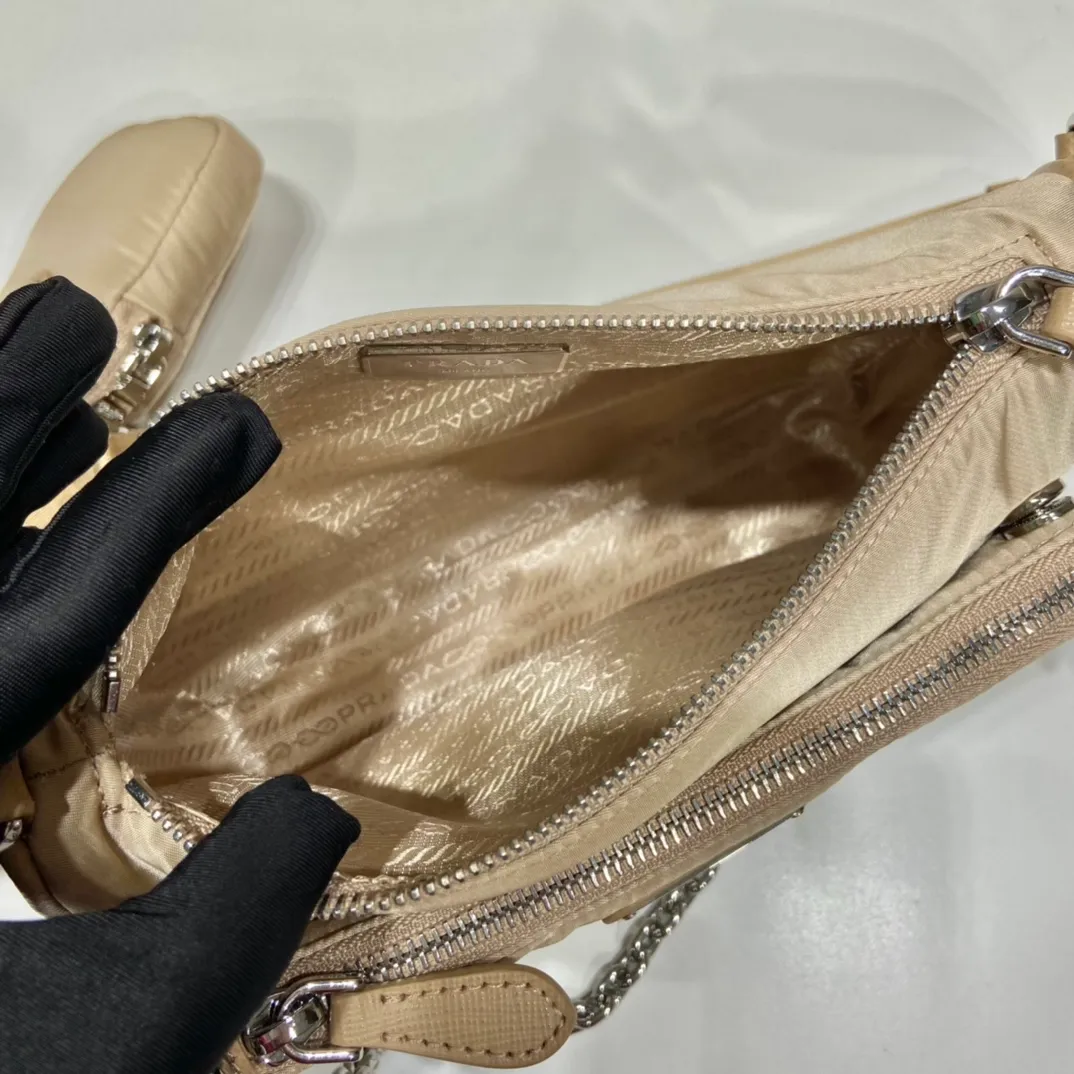 💰1120🎉Upgraded twin bag🎉1BH168/with small bag🎉🎉 This nylon twin bag is composed of 2 bags😘😘. The front handbag can be detached and transformed into a iron Hobo, and can also be used as a handbag. The upgraded design is to attach a small bag to the long shoulder strap. Very functional, one pack can be used in many ways, and can be exchanged for different occasions and different clothes at any time🙊🙊The upper body effect is beautiful😘😘, it is exactly what modern trendy Internet celebrities need, it is worth owning😘😘, hurry up and get it🙊🙊 Large: length 23x height 16x bottom 5.5cm Small: length 20x height 12cm