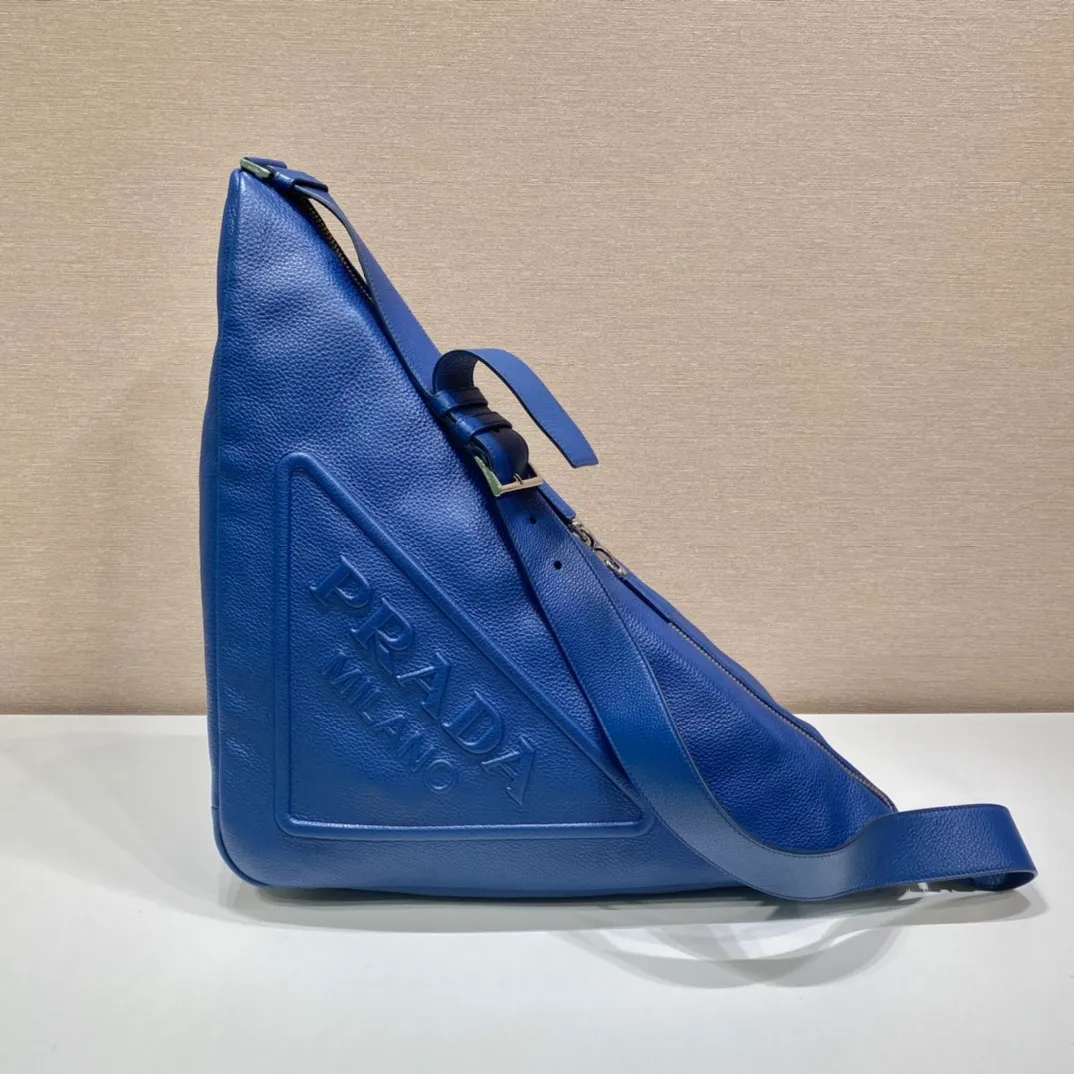 💰1860👏Full leather triangle bag👏2VY007👍👍 The triangle bag that is popular among internet celebrities is here😘. This multifunctional triangle leather crossbody bag is equipped with an adjustable shoulder strap, making it easy to carry it in different ways. The novel bag body design reinterprets the exquisite atmosphere of the same color. The large triangle design can be carried and carried, and it is full of combat power. It is really too towering. The casual style adds a great sense of youth! It’s perfect, very fashionable on the street👏👏 Bag opening length 60cm/bottom length 22.5x height 31x bottom width 28cm👏