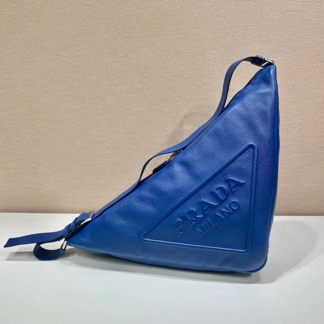 💰1860👏Full leather triangle bag👏2VY007👍👍 The triangle bag that is popular among internet celebrities is here😘. This multifunctional triangle leather crossbody bag is equipped with an adjustable shoulder strap, making it easy to carry it in different ways. The novel bag body design reinterprets the exquisite atmosphere of the same color. The large triangle design can be carried and carried, and it is full of combat power. It is really too towering. The casual style adds a great sense of youth! It’s perfect, very fashionable on the street👏👏 Bag opening length 60cm/bottom length 22.5x height 31x bottom width 28cm👏