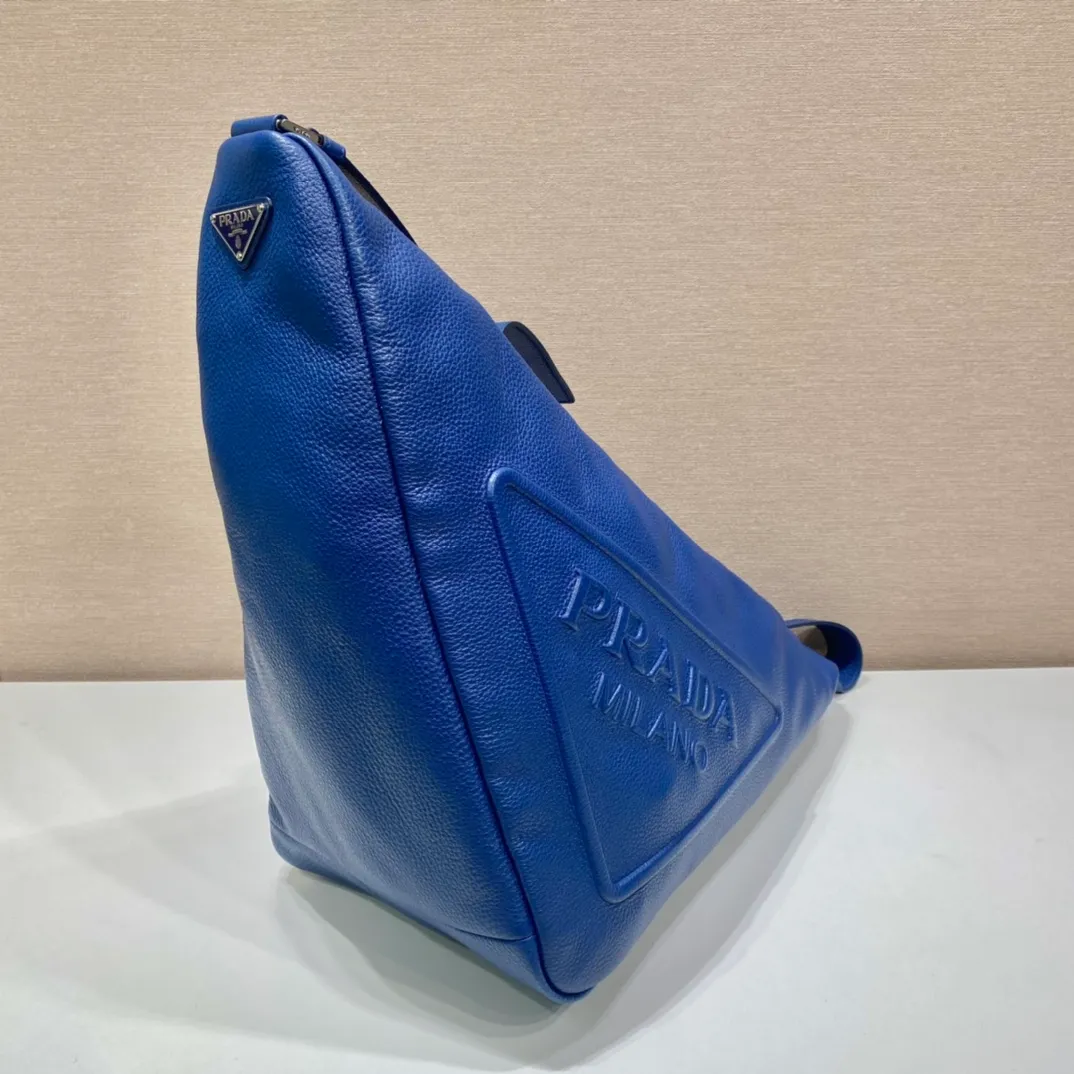 💰1860👏Full leather triangle bag👏2VY007👍👍 The triangle bag that is popular among internet celebrities is here😘. This multifunctional triangle leather crossbody bag is equipped with an adjustable shoulder strap, making it easy to carry it in different ways. The novel bag body design reinterprets the exquisite atmosphere of the same color. The large triangle design can be carried and carried, and it is full of combat power. It is really too towering. The casual style adds a great sense of youth! It’s perfect, very fashionable on the street👏👏 Bag opening length 60cm/bottom length 22.5x height 31x bottom width 28cm👏