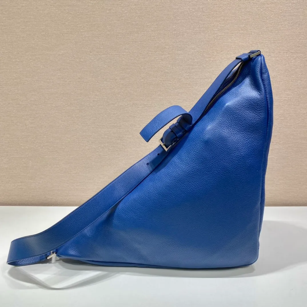💰1860👏Full leather triangle bag👏2VY007👍👍 The triangle bag that is popular among internet celebrities is here😘. This multifunctional triangle leather crossbody bag is equipped with an adjustable shoulder strap, making it easy to carry it in different ways. The novel bag body design reinterprets the exquisite atmosphere of the same color. The large triangle design can be carried and carried, and it is full of combat power. It is really too towering. The casual style adds a great sense of youth! It’s perfect, very fashionable on the street👏👏 Bag opening length 60cm/bottom length 22.5x height 31x bottom width 28cm👏