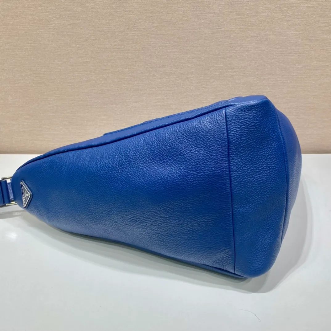 💰1860👏Full leather triangle bag👏2VY007👍👍 The triangle bag that is popular among internet celebrities is here😘. This multifunctional triangle leather crossbody bag is equipped with an adjustable shoulder strap, making it easy to carry it in different ways. The novel bag body design reinterprets the exquisite atmosphere of the same color. The large triangle design can be carried and carried, and it is full of combat power. It is really too towering. The casual style adds a great sense of youth! It’s perfect, very fashionable on the street👏👏 Bag opening length 60cm/bottom length 22.5x height 31x bottom width 28cm👏