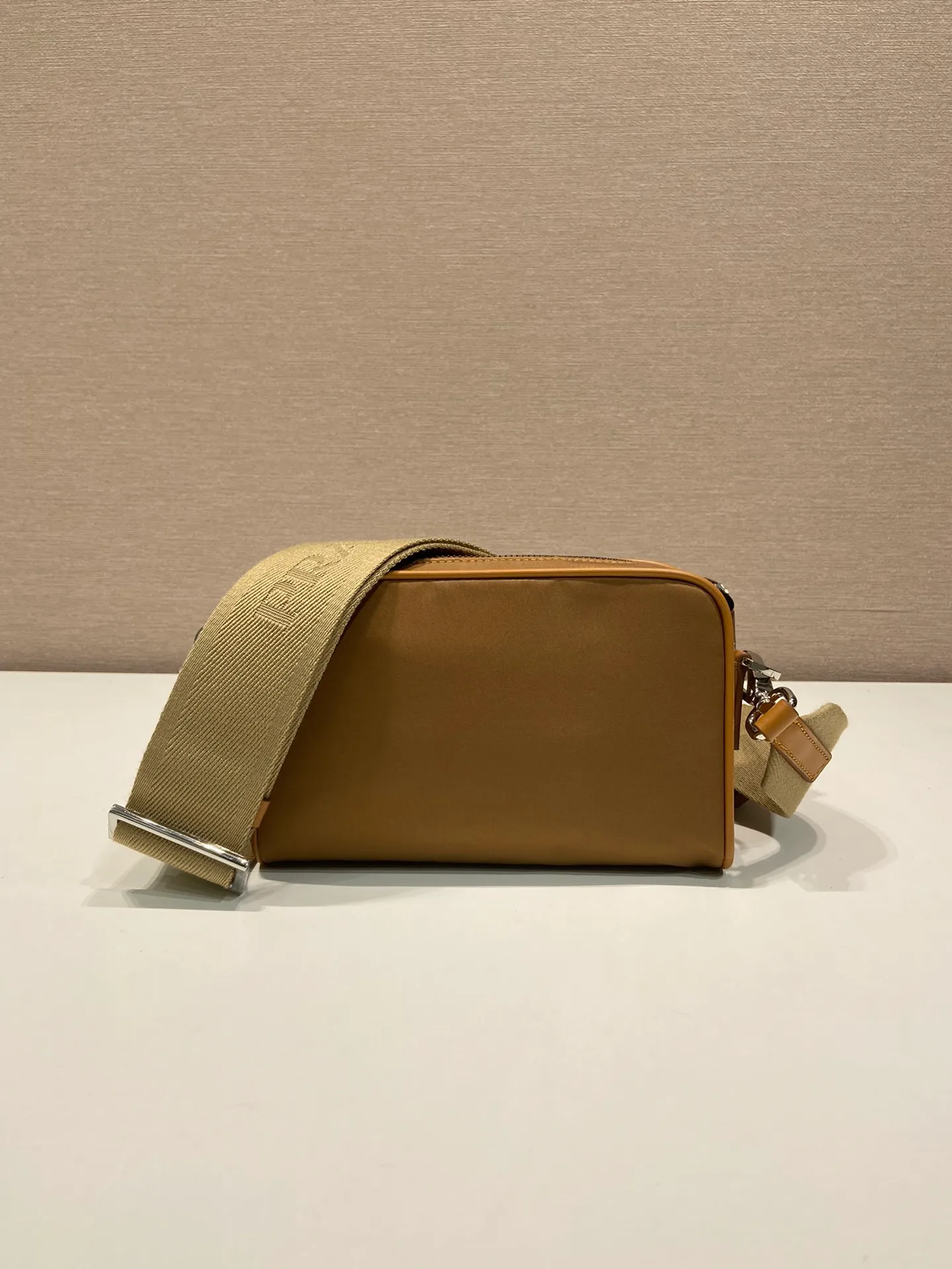 💰1120🎉New product🎉2VH172 cork color🎉🎉 This shoulder bag is made of Re-Nylon and cross-grain cowhide, integrating contemporary design and functional innovative regenerated nylon fabric. The style is versatile and features a practical zippered exterior pocket, adjustable shoulder strap and removable mini pouch. Fashionable and practical, babies, hurry up and get it🎉🎉 Length 18x Height 11.5x Bottom 5cm🎉🎉🎉