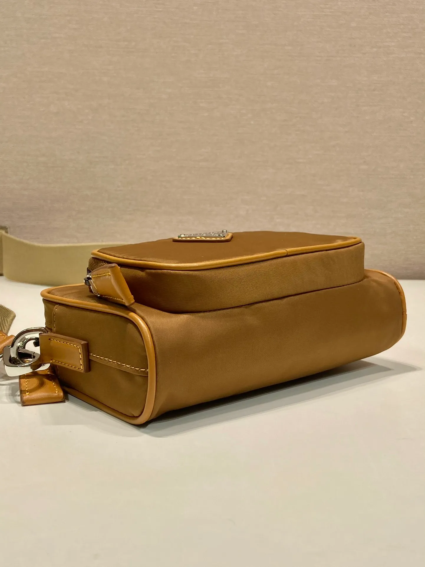 💰1120🎉New product🎉2VH172 cork color🎉🎉 This shoulder bag is made of Re-Nylon and cross-grain cowhide, integrating contemporary design and functional innovative regenerated nylon fabric. The style is versatile and features a practical zippered exterior pocket, adjustable shoulder strap and removable mini pouch. Fashionable and practical, babies, hurry up and get it🎉🎉 Length 18x Height 11.5x Bottom 5cm🎉🎉🎉