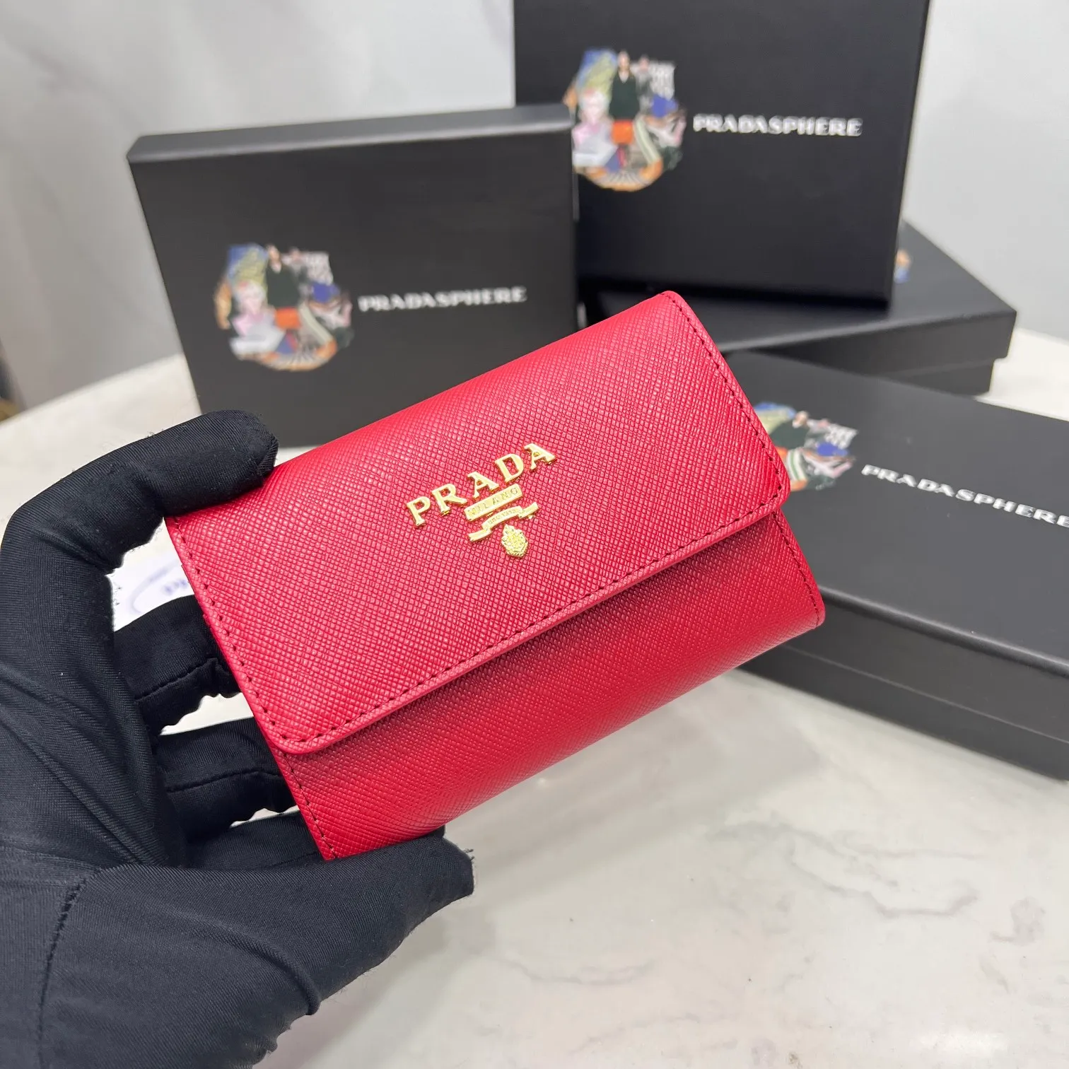 Batch 150 PRADA👏👏Hot-selling coin card holder for men and women💼The latest style at the counter, synchronized with the official website, genuine product development, Italian top-quality original single cross-grain cowhide with excellent texture, threaded lining and imported hardware accessories! Exquisite wiring is even and neat, the oil edges are smooth, No.: ML204, Size: 11cm long and 6.5cm high, Color: red, black, plum red, blue, pink