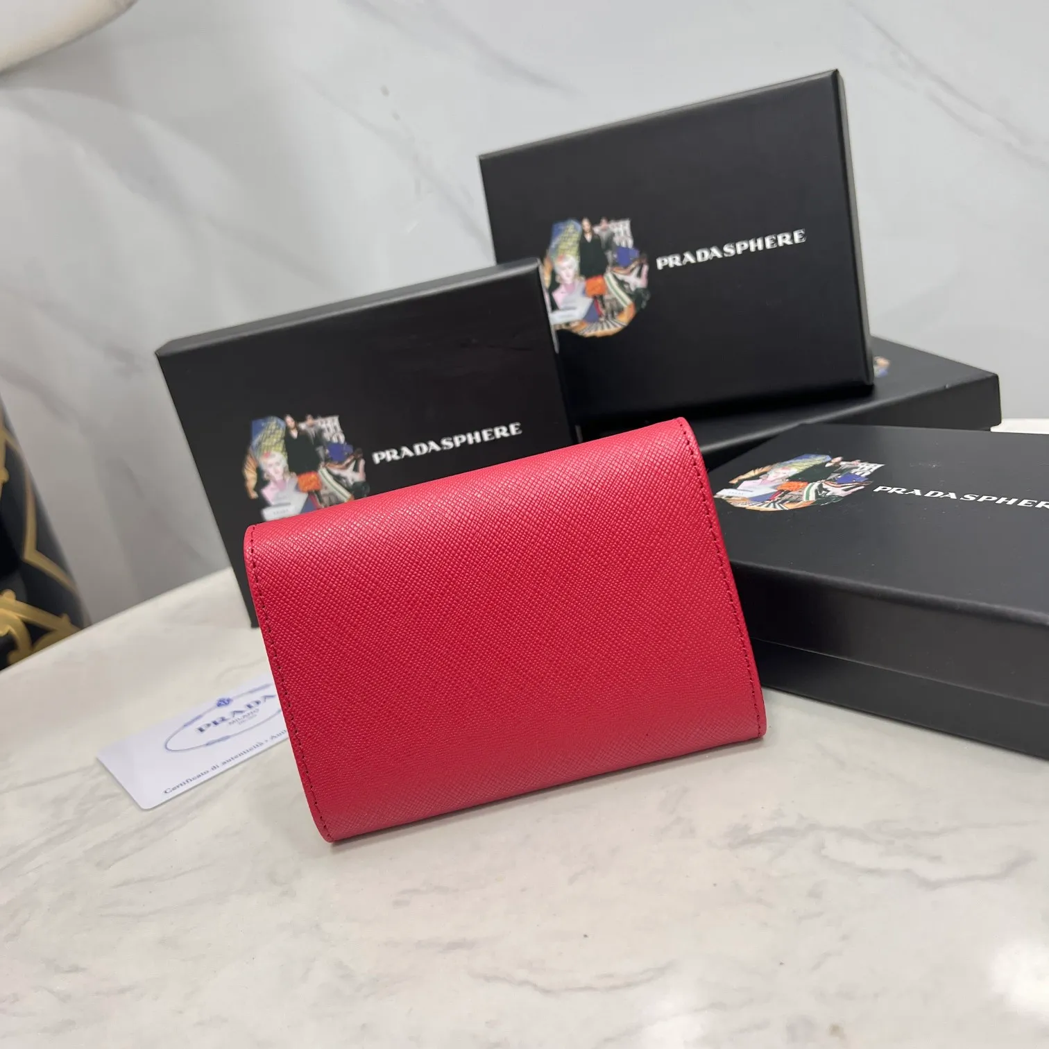 Batch 150 PRADA👏👏Hot-selling coin card holder for men and women💼The latest style at the counter, synchronized with the official website, genuine product development, Italian top-quality original single cross-grain cowhide with excellent texture, threaded lining and imported hardware accessories! Exquisite wiring is even and neat, the oil edges are smooth, No.: ML204, Size: 11cm long and 6.5cm high, Color: red, black, plum red, blue, pink
