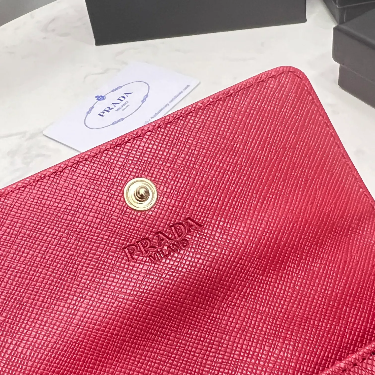 Batch 150 PRADA👏👏Hot-selling coin card holder for men and women💼The latest style at the counter, synchronized with the official website, genuine product development, Italian top-quality original single cross-grain cowhide with excellent texture, threaded lining and imported hardware accessories! Exquisite wiring is even and neat, the oil edges are smooth, No.: ML204, Size: 11cm long and 6.5cm high, Color: red, black, plum red, blue, pink