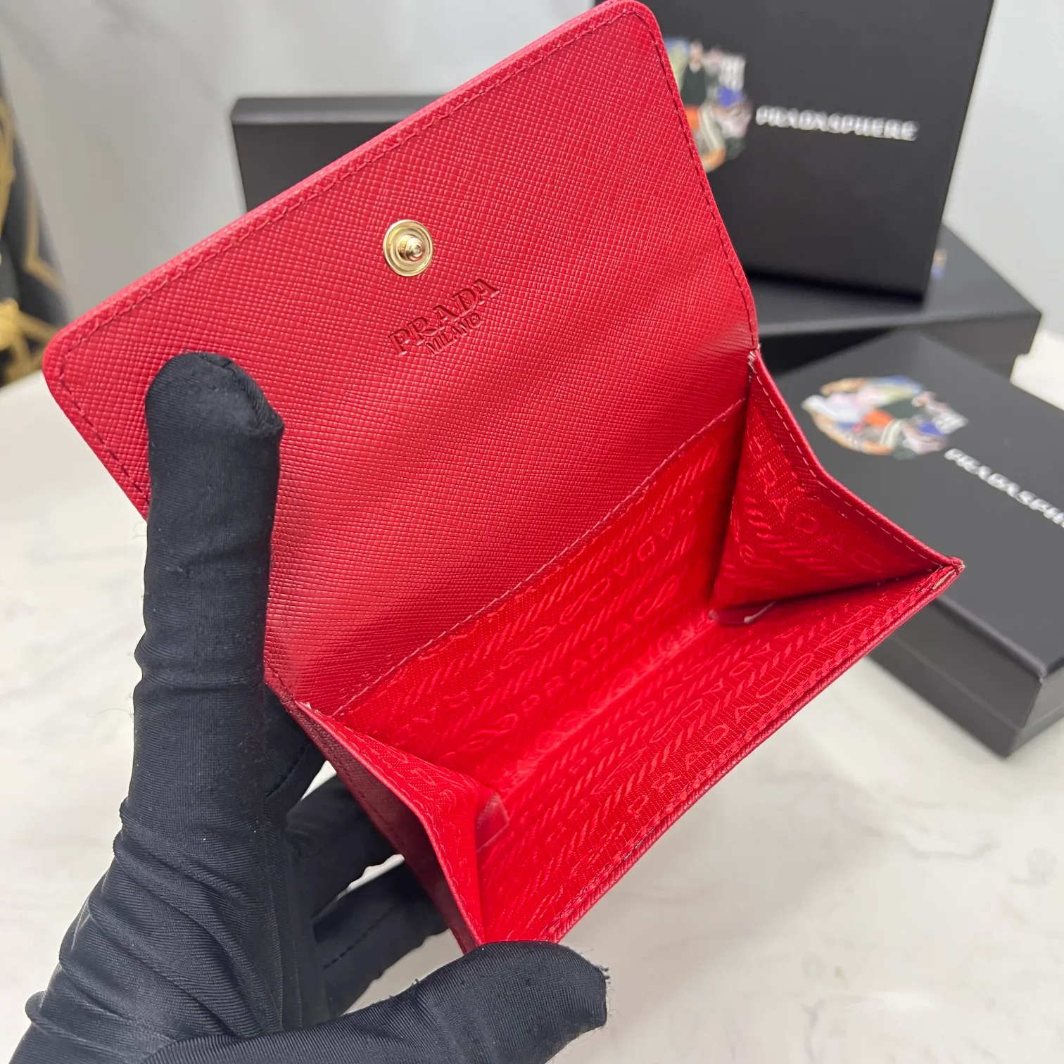 Batch 150 PRADA👏👏Hot-selling coin card holder for men and women💼The latest style at the counter, synchronized with the official website, genuine product development, Italian top-quality original single cross-grain cowhide with excellent texture, threaded lining and imported hardware accessories! Exquisite wiring is even and neat, the oil edges are smooth, No.: ML204, Size: 11cm long and 6.5cm high, Color: red, black, plum red, blue, pink