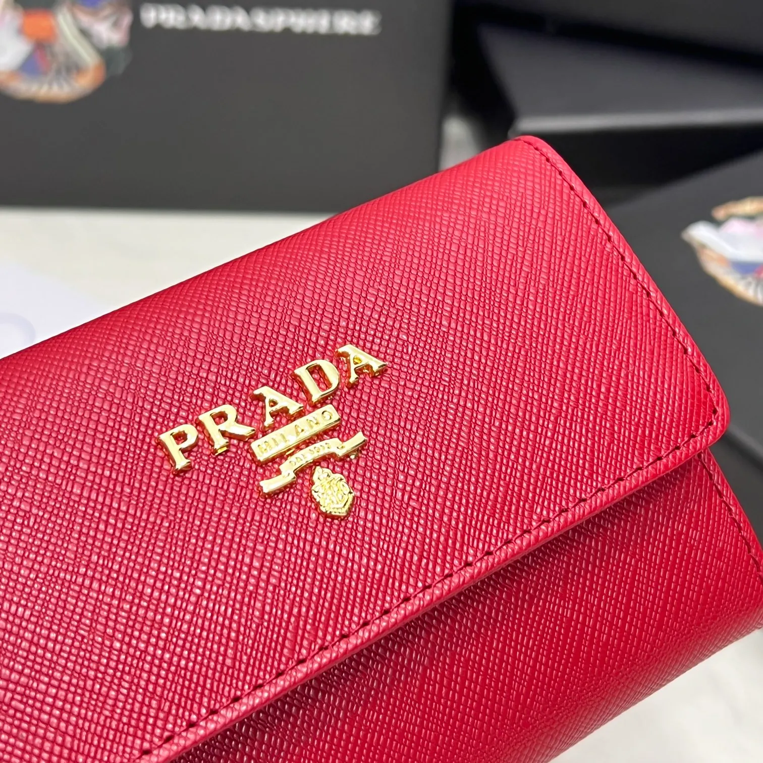 Batch 150 PRADA👏👏Hot-selling coin card holder for men and women💼The latest style at the counter, synchronized with the official website, genuine product development, Italian top-quality original single cross-grain cowhide with excellent texture, threaded lining and imported hardware accessories! Exquisite wiring is even and neat, the oil edges are smooth, No.: ML204, Size: 11cm long and 6.5cm high, Color: red, black, plum red, blue, pink