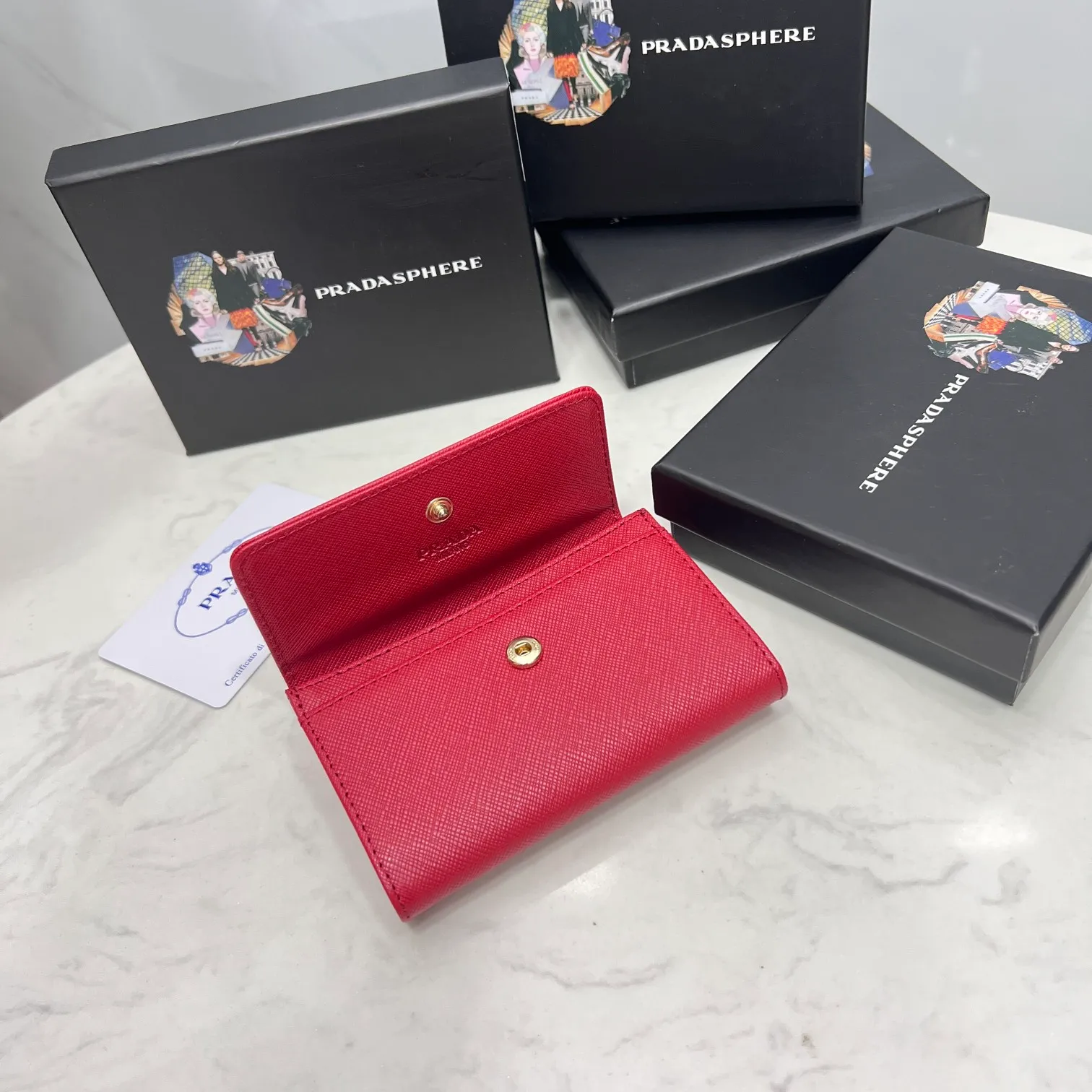 Batch 150 PRADA👏👏Hot-selling coin card holder for men and women💼The latest style at the counter, synchronized with the official website, genuine product development, Italian top-quality original single cross-grain cowhide with excellent texture, threaded lining and imported hardware accessories! Exquisite wiring is even and neat, the oil edges are smooth, No.: ML204, Size: 11cm long and 6.5cm high, Color: red, black, plum red, blue, pink