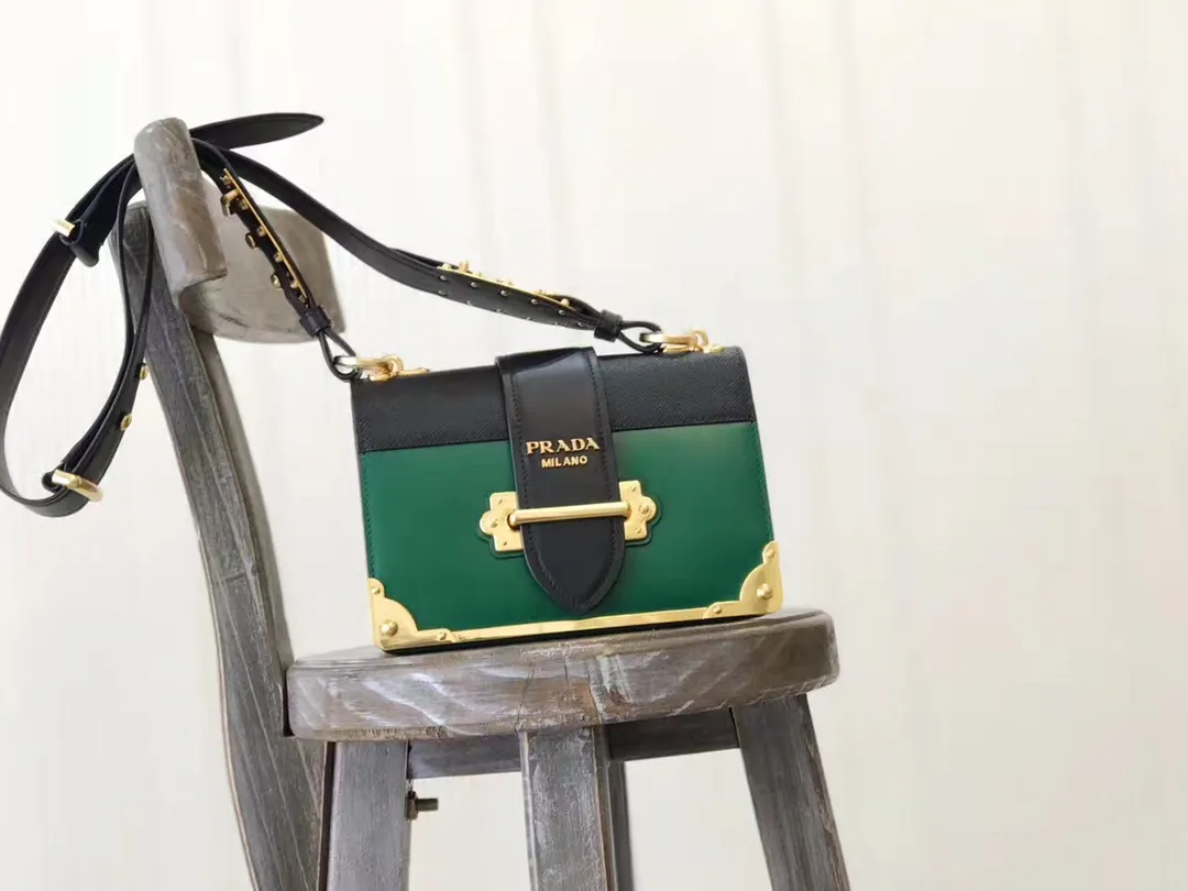 💰1800, P's latest women's bag 1BD045, green color has arrived, top quality, synchronized with counters, made of imported calfskin➕cross pattern➕sheepskin lining, top hardware. Lots of compartments, fashionable + casual + lightweight, a favorite among ladies, length 19cm and height 14cmX9cm