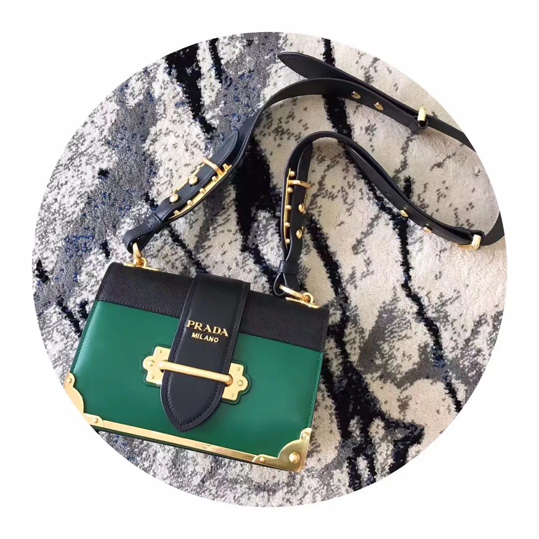 💰1800, P's latest women's bag 1BD045, green color has arrived, top quality, synchronized with counters, made of imported calfskin➕cross pattern➕sheepskin lining, top hardware. Lots of compartments, fashionable + casual + lightweight, a favorite among ladies, length 19cm and height 14cmX9cm