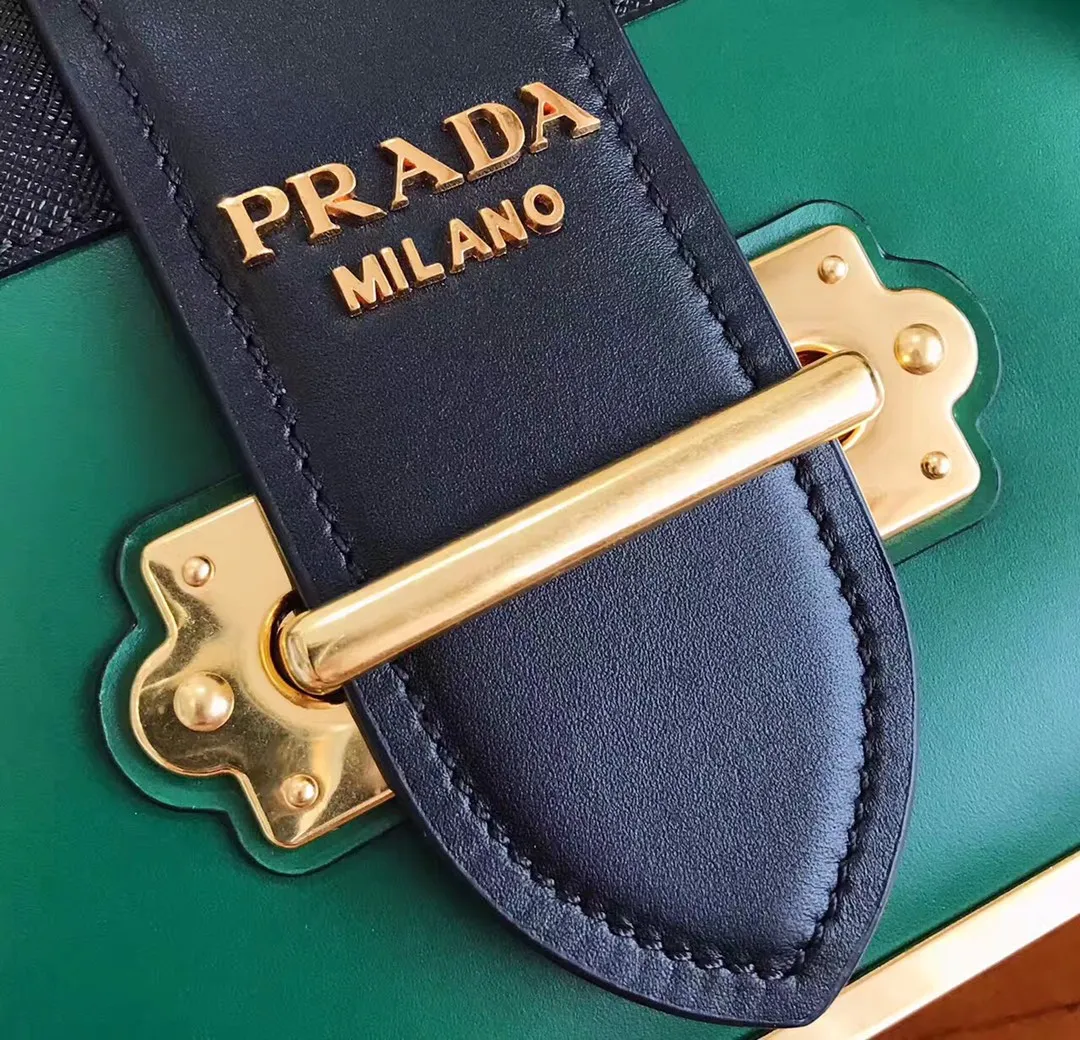 💰1800, P's latest women's bag 1BD045, green color has arrived, top quality, synchronized with counters, made of imported calfskin➕cross pattern➕sheepskin lining, top hardware. Lots of compartments, fashionable + casual + lightweight, a favorite among ladies, length 19cm and height 14cmX9cm