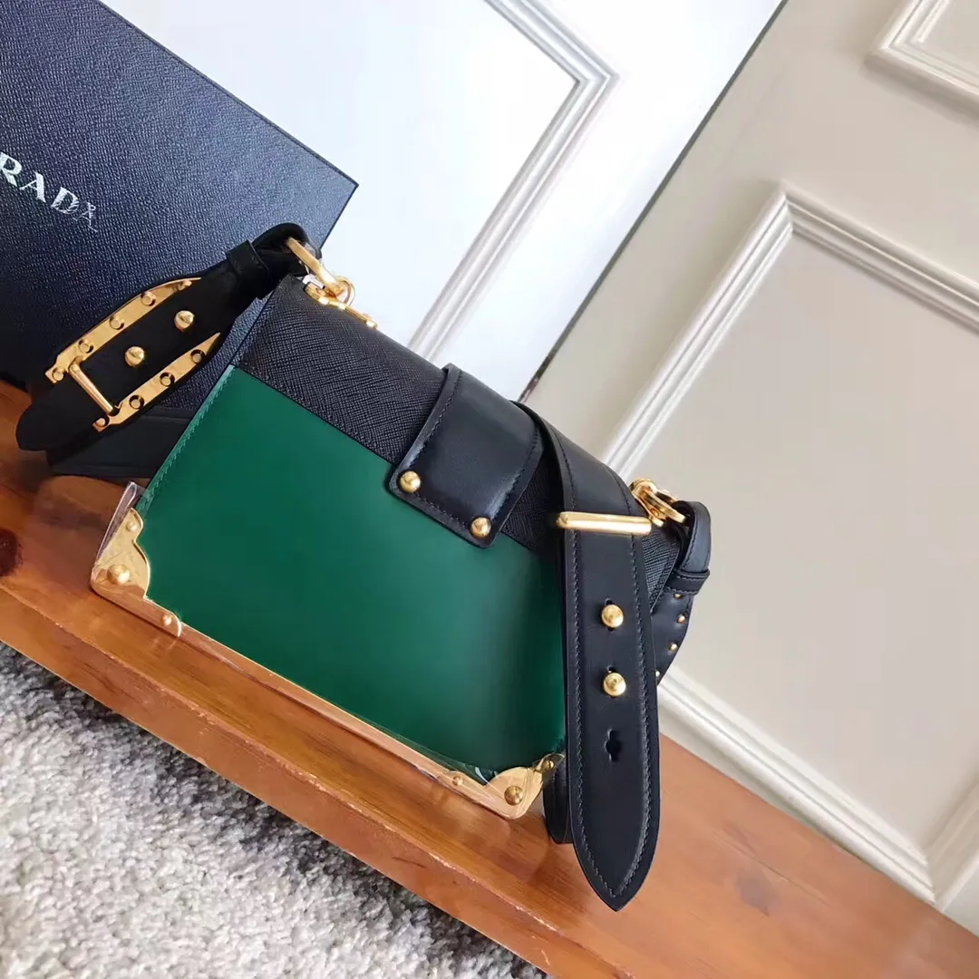 💰1800, P's latest women's bag 1BD045, green color has arrived, top quality, synchronized with counters, made of imported calfskin➕cross pattern➕sheepskin lining, top hardware. Lots of compartments, fashionable + casual + lightweight, a favorite among ladies, length 19cm and height 14cmX9cm